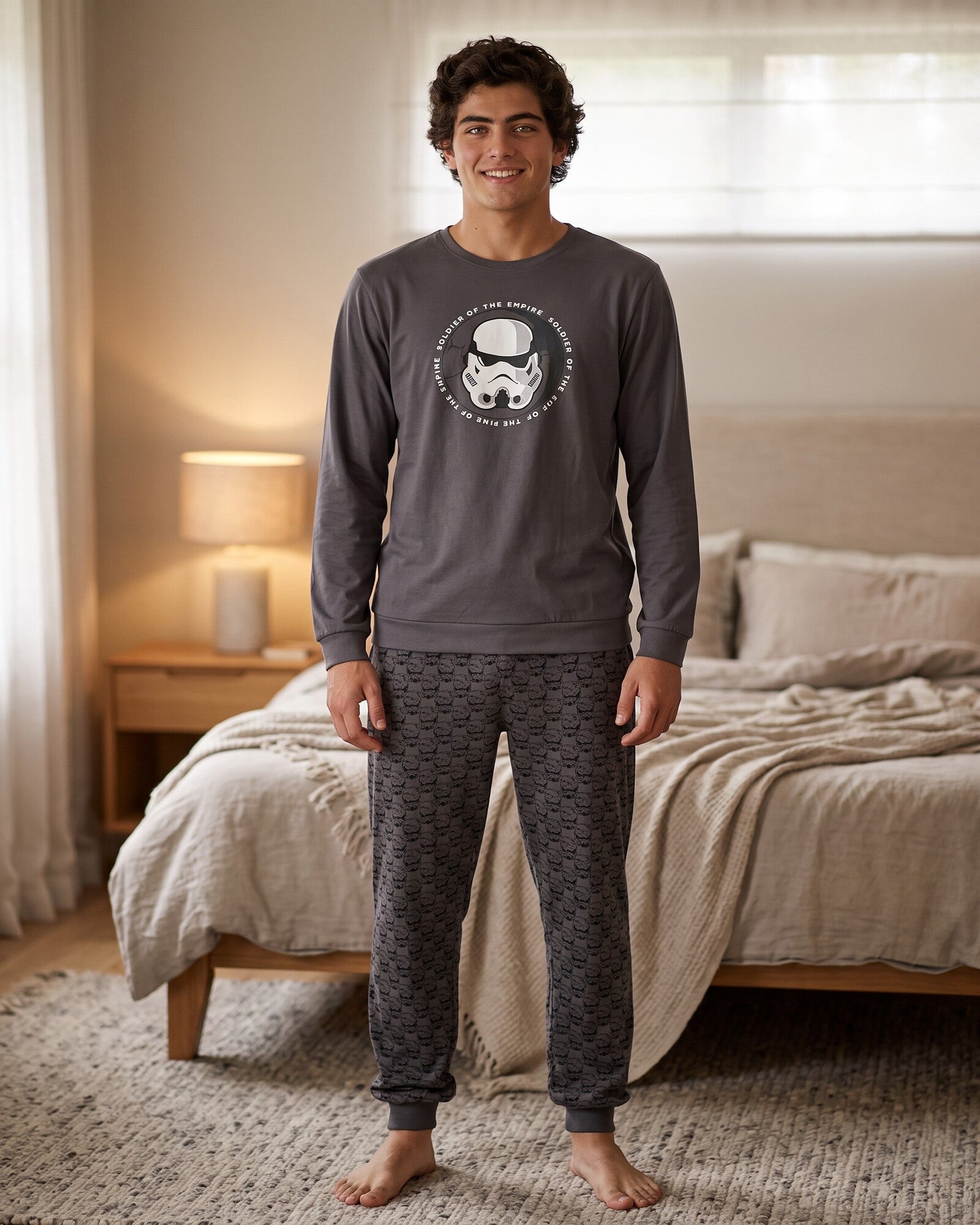 Pigiama uomo Star Wars 64490 indossato, con maglia grigio antracite Stormtrooper e pantaloni stampati con polsini.
