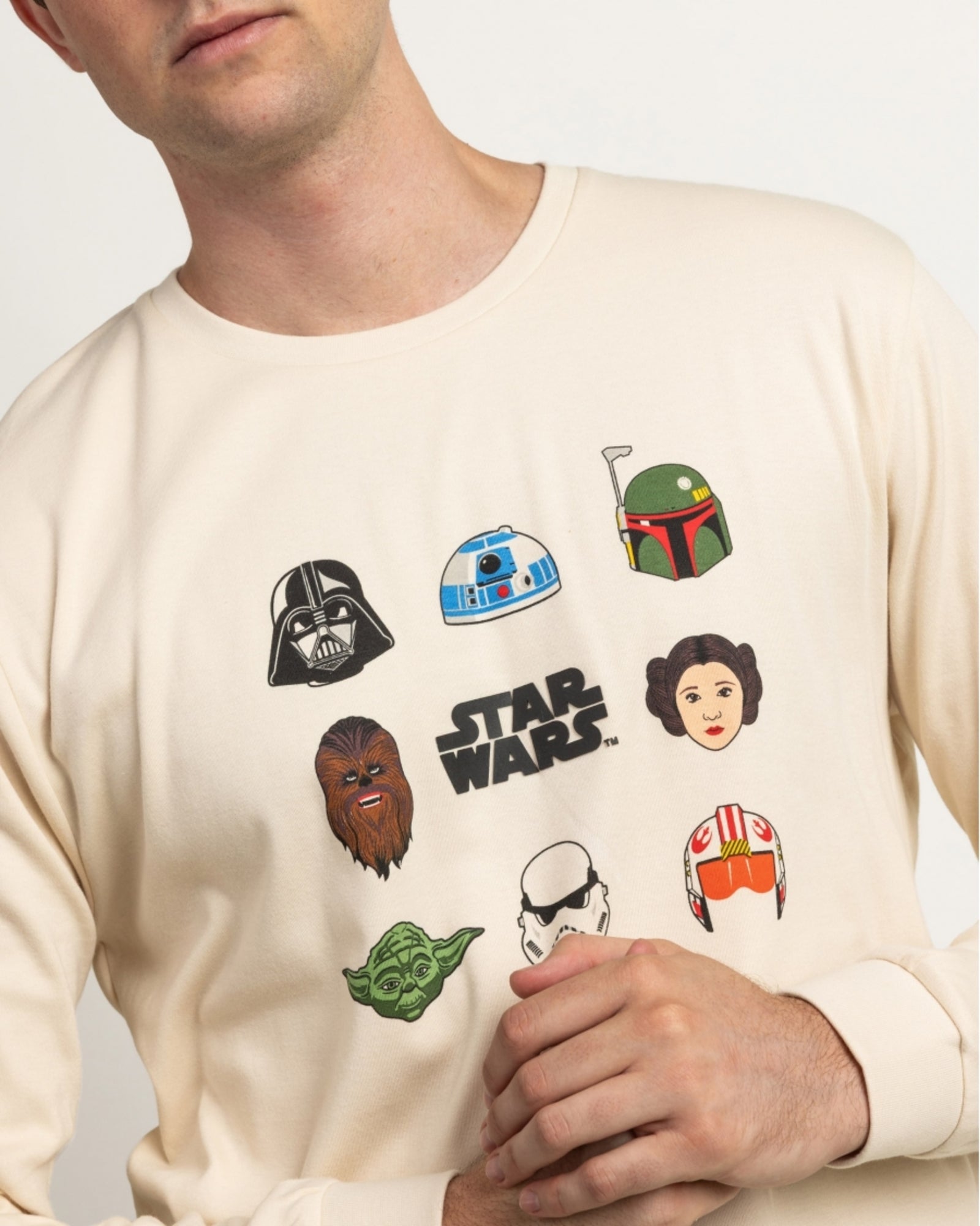 Dettaglio della maglia Galaxy Faces 64492 con logo Star Wars e grafica di Darth Vader, R2-D2, Boba Fett, Chewbacca, Leia e Yoda.