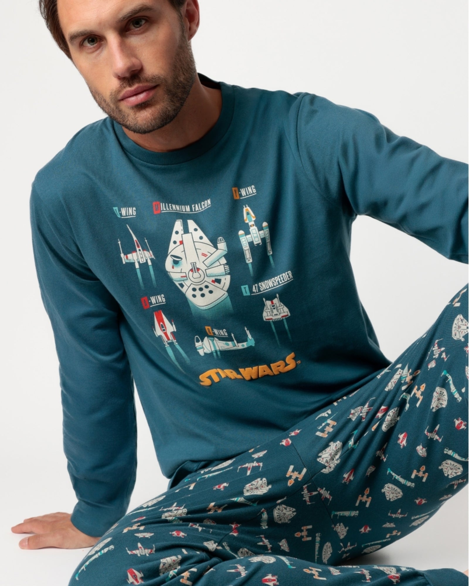 Dettaglio pigiama uomo Star Wars con stampa Millennium Falcon e pantaloni con navicelle all over