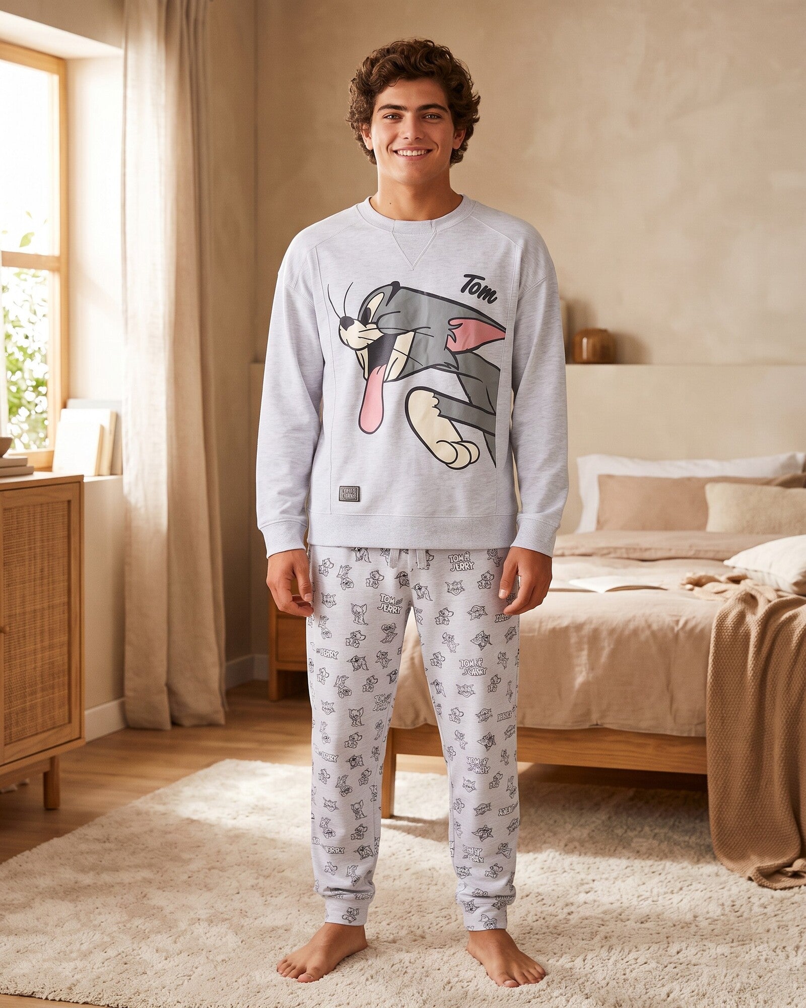 Pigiama uomo Tom & Jerry Gisela in interlock grigio Art. 20350 indossato