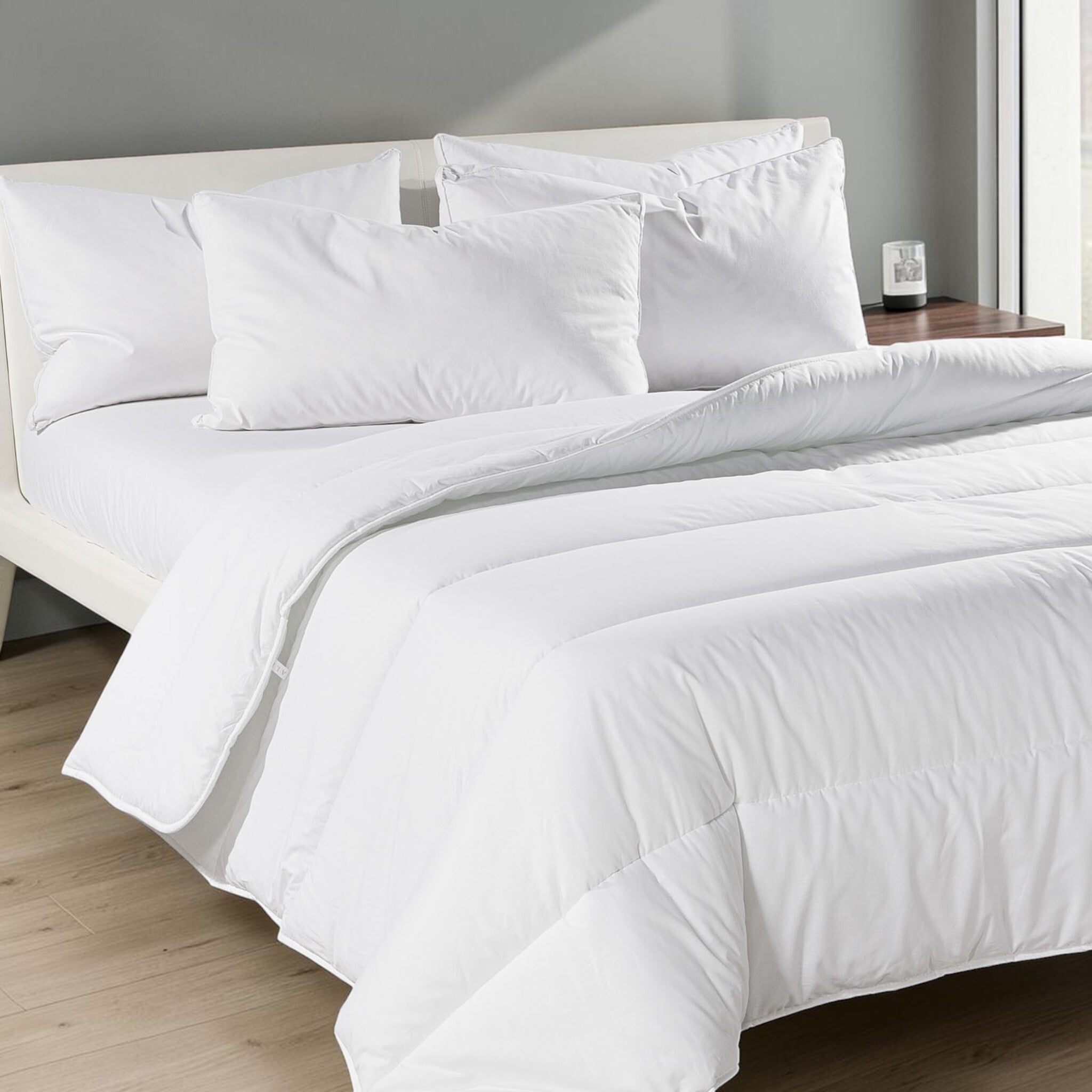 Piumino invernale Caleffi Sofy 350 g/m² in cotone bianco ambientato su letto matrimoniale