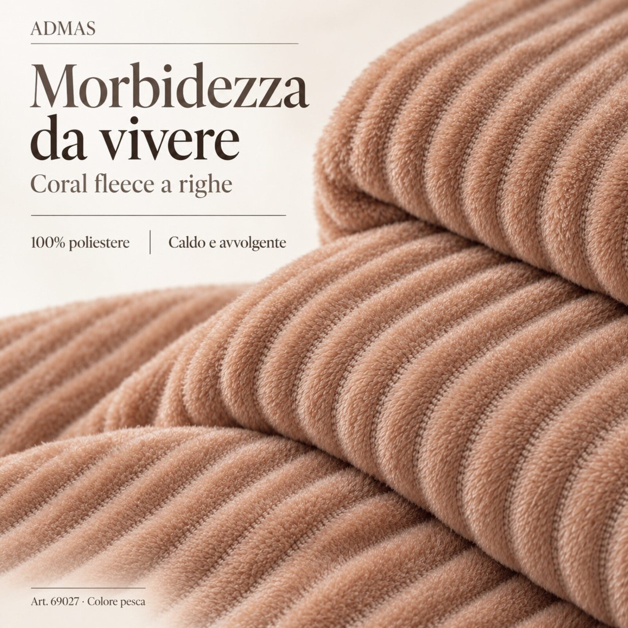 Dettaglio del coral fleece a righe color pesca con infografica sulla composizione 100% poliestere e sul comfort avvolgente.