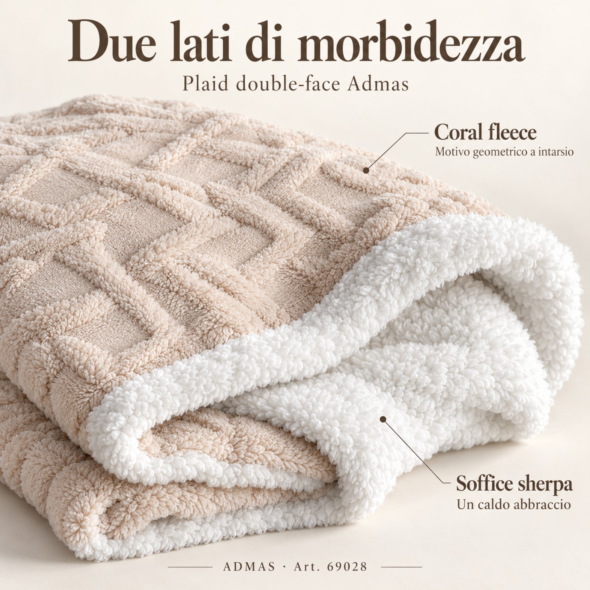 Infografica del plaid Admas 69028 con dettaglio del coral fleece geometrico champagne e del retro in soffice sherpa bianca.