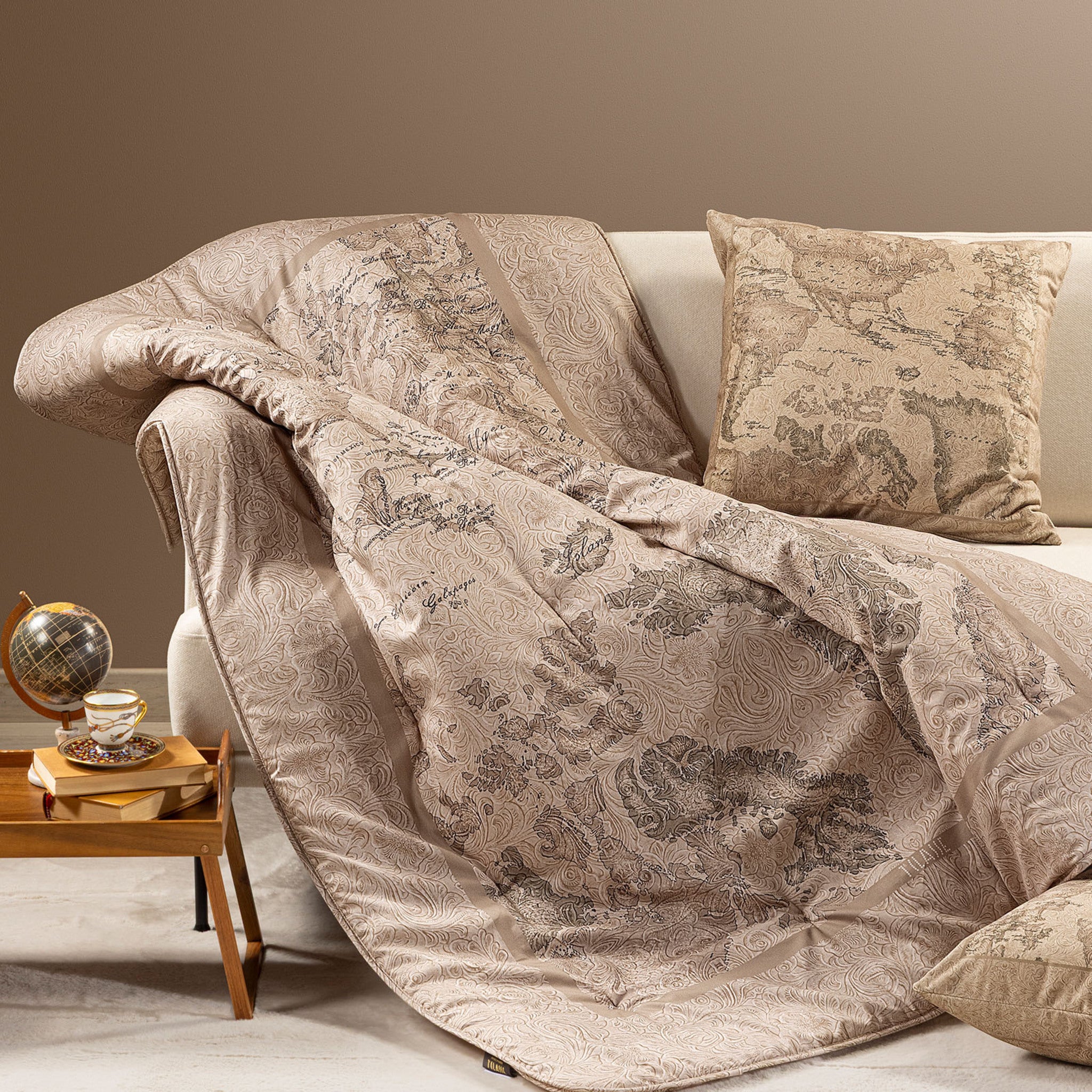 Plaid Alviero Martini Geo Country 130x170 in raso di cotone trapuntato ambientato su divano