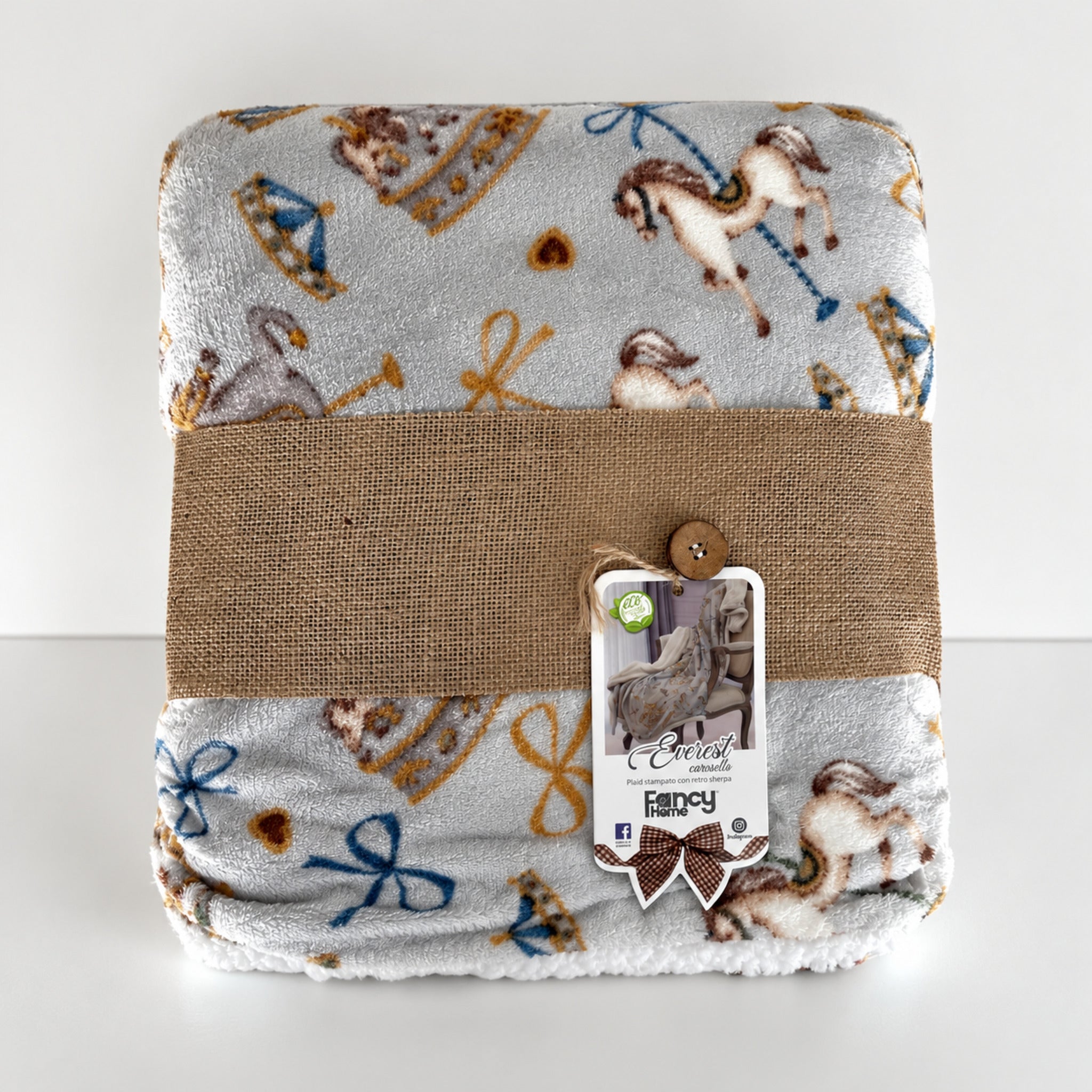 Plaid Carosello Grigio ripiegato con fascia decorativa, bottone in legno e cartellino Fancy Home.
