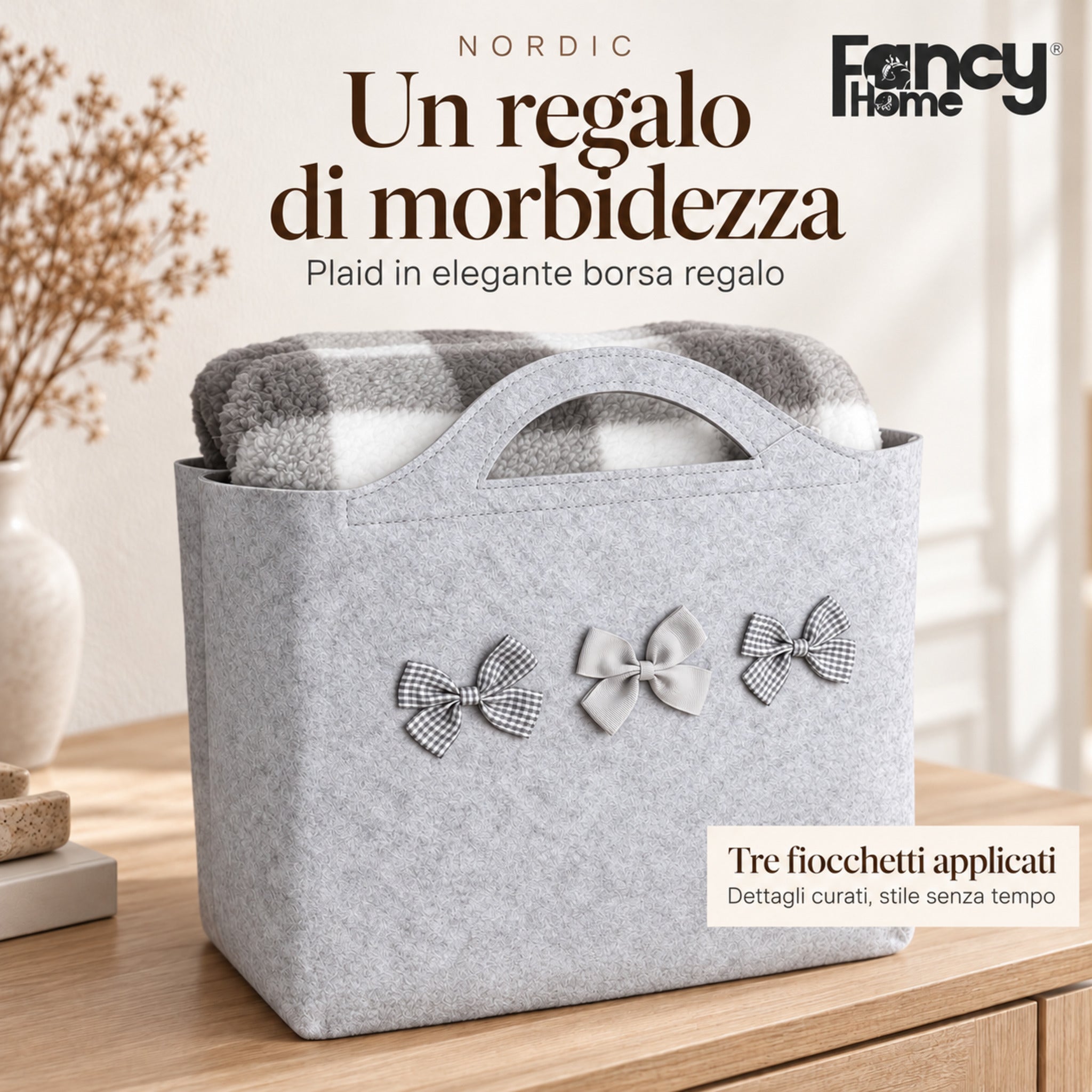 Borsa regalo grigia con tre fiocchetti applicati e plaid Nordic a quadri grigi e bianchi al suo interno.