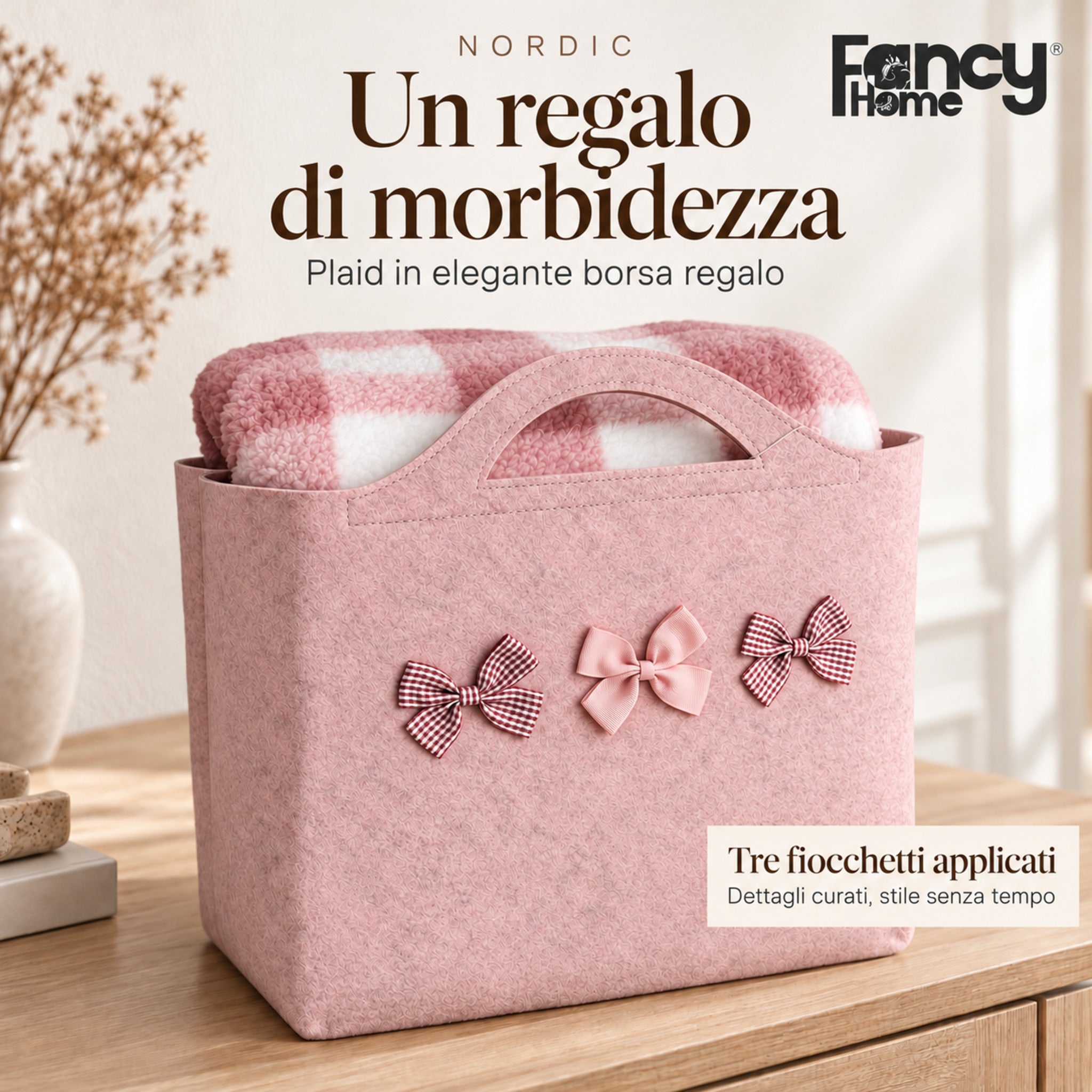 Plaid a quadri rosa e bianchi nella borsa Nordic rosa, decorata con due fiocchetti a quadretti e un fiocco rosa centrale.