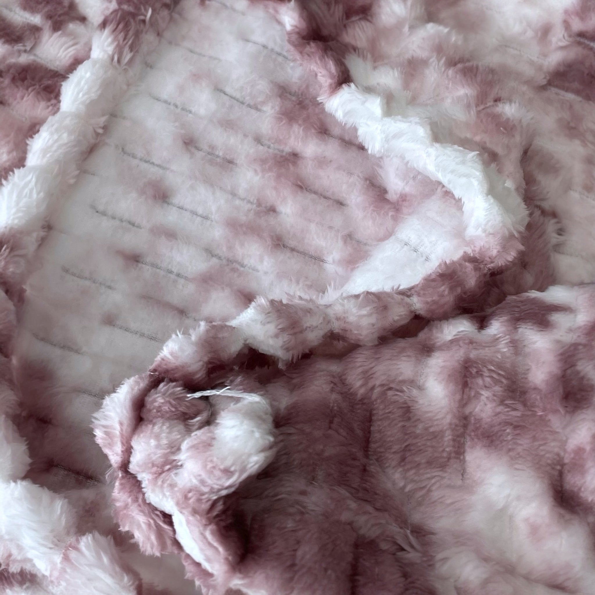 Dettaglio della texture soffice del plaid Fancy Home Oklahoma Malva
