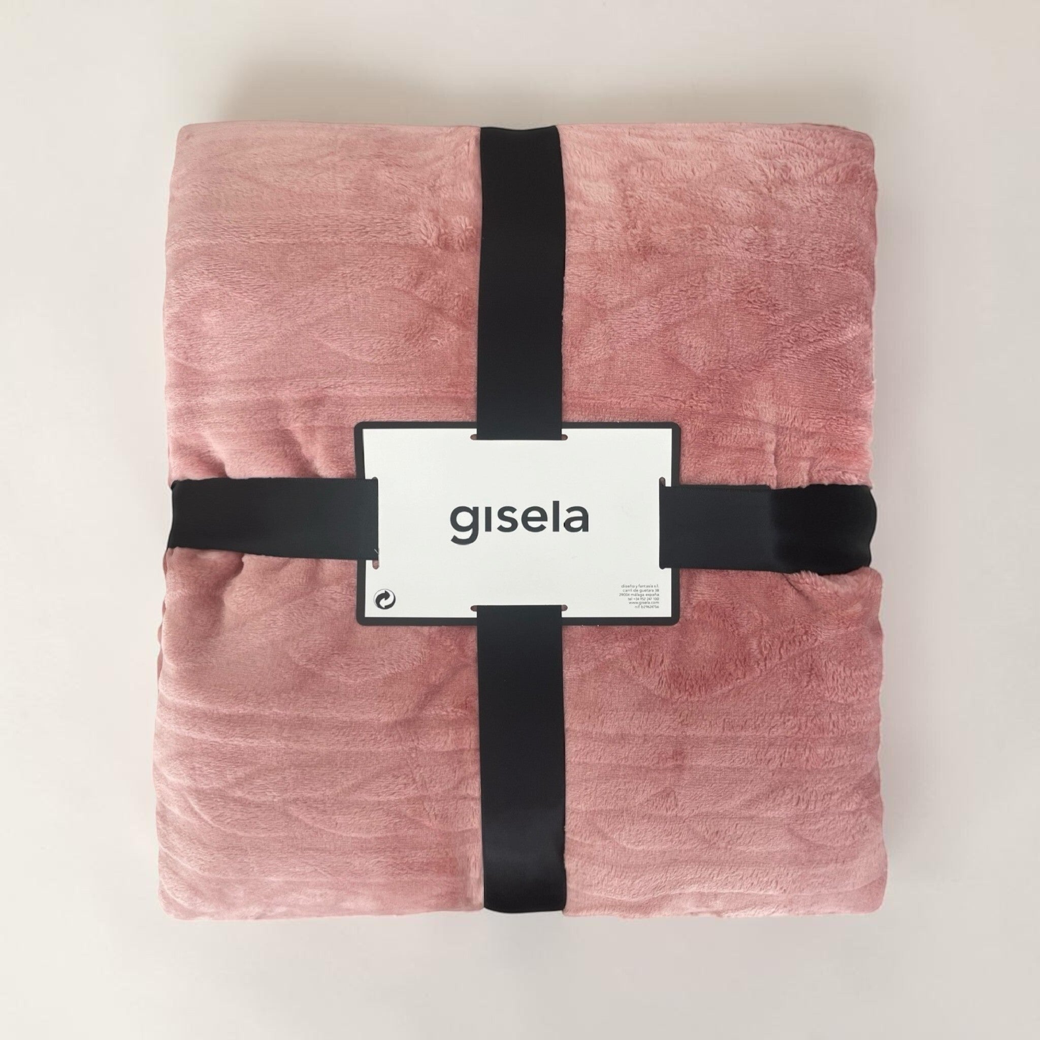 Plaid rosa Gisela 50029 ripiegato e confezionato con nastro nero e cartellino del marchio.
