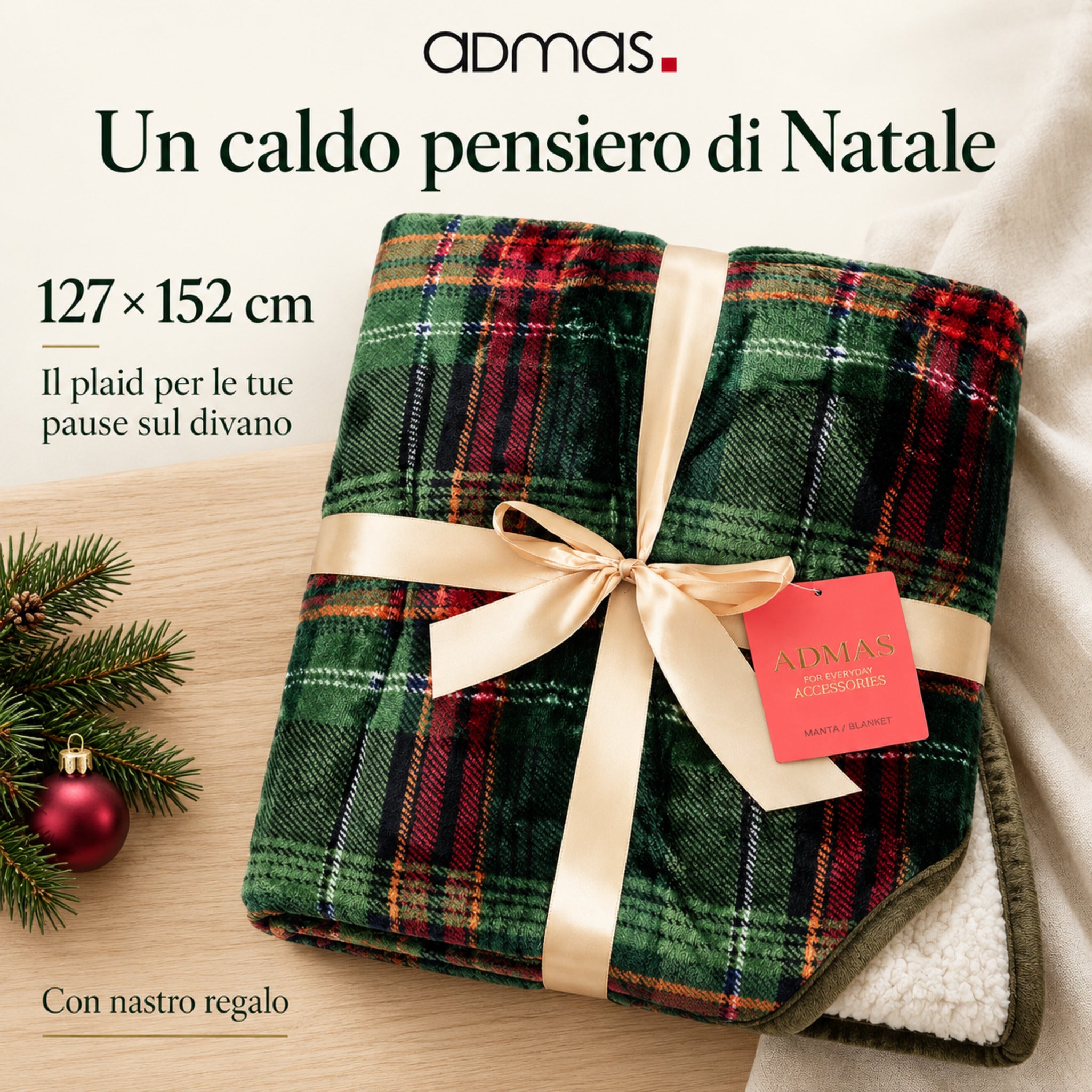 Plaid Admas tartan verde ripiegato con nastro regalo ed etichetta, con indicazione della misura 127×152 cm.