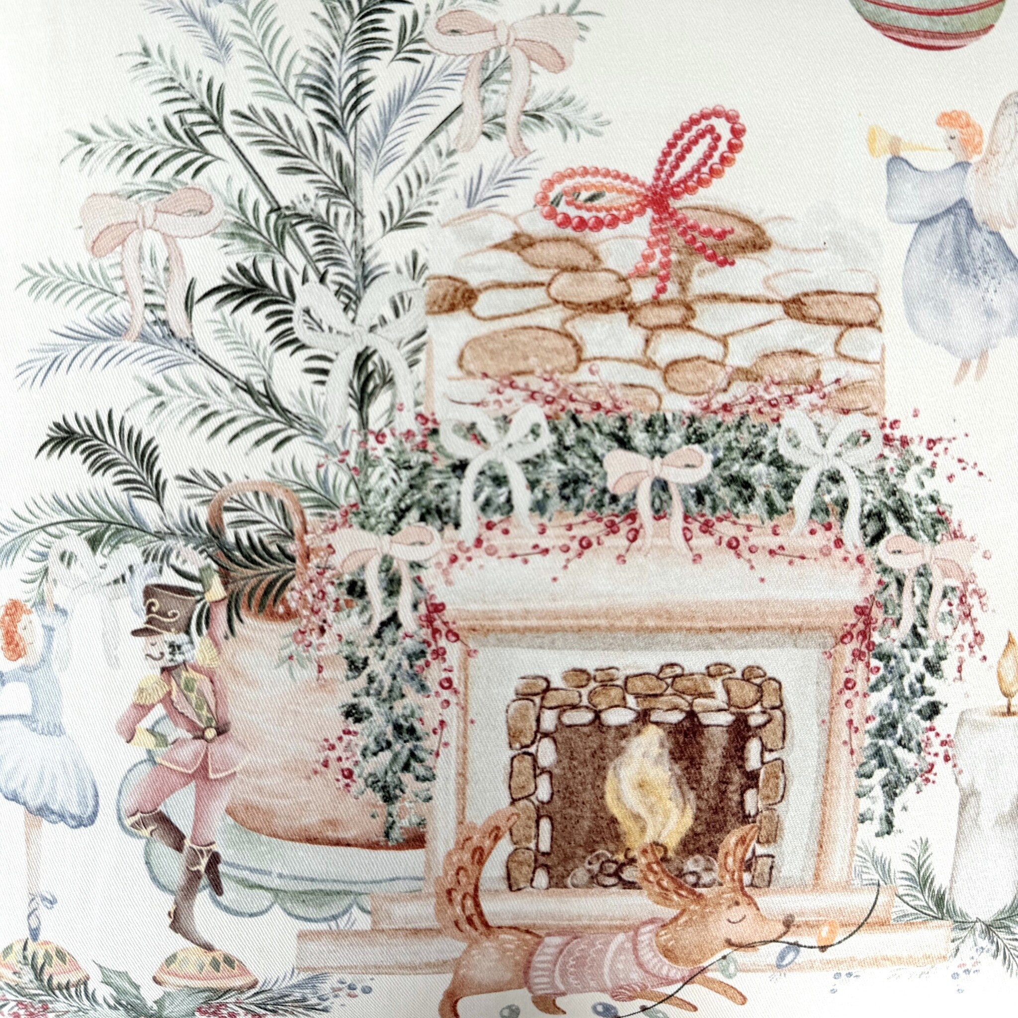Dettaglio della fantasia del cuscino Katrine con camino e decorazioni di Natale