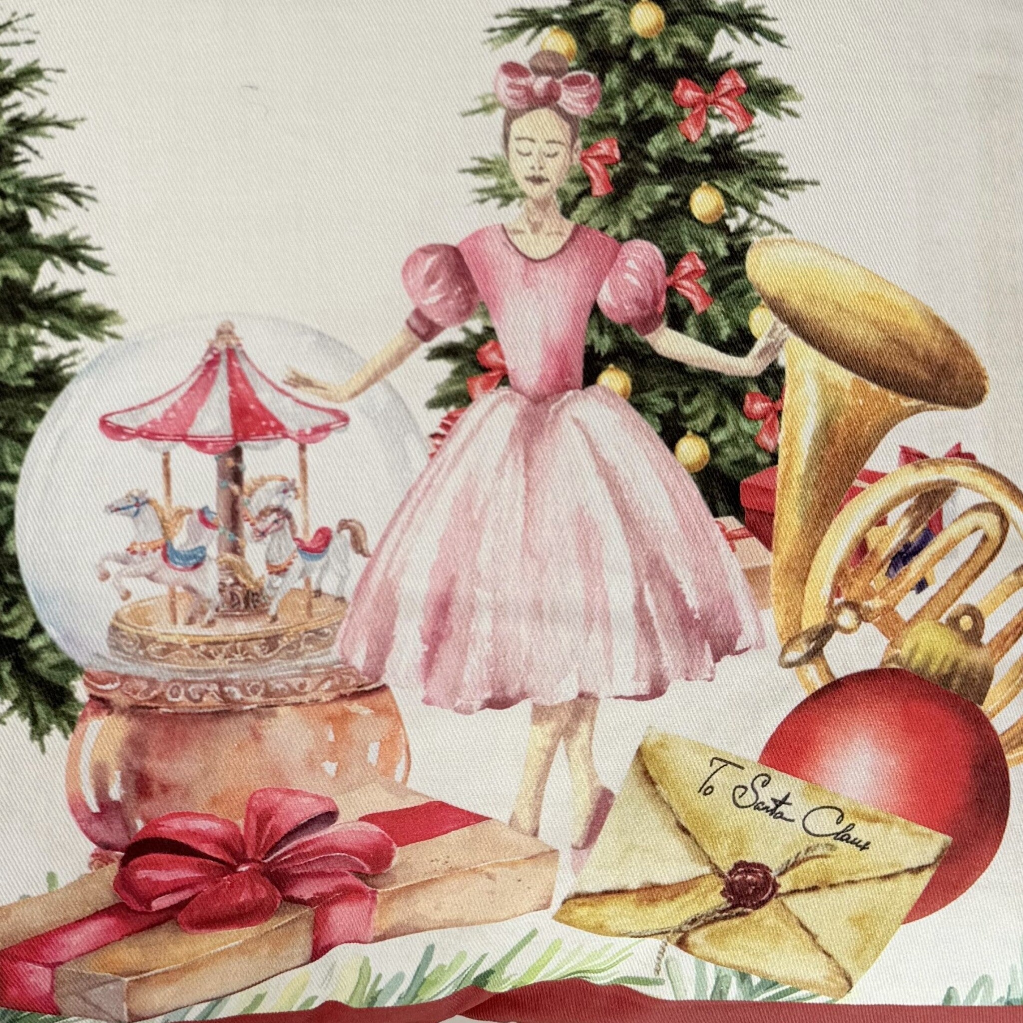 Dettaglio della fantasia Sogno di Natale con alberi, doni e personaggio in abito rosa