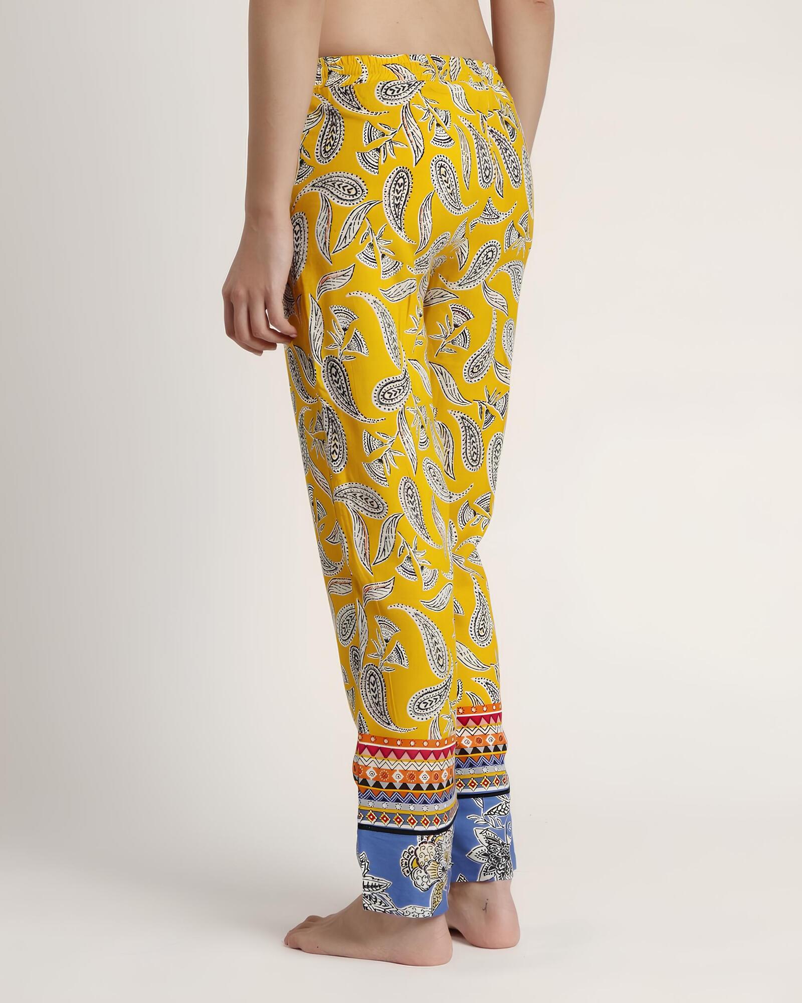 Vista laterale pantaloni estivi donna Admas in viscosa fantasia paisley giallo ocra
