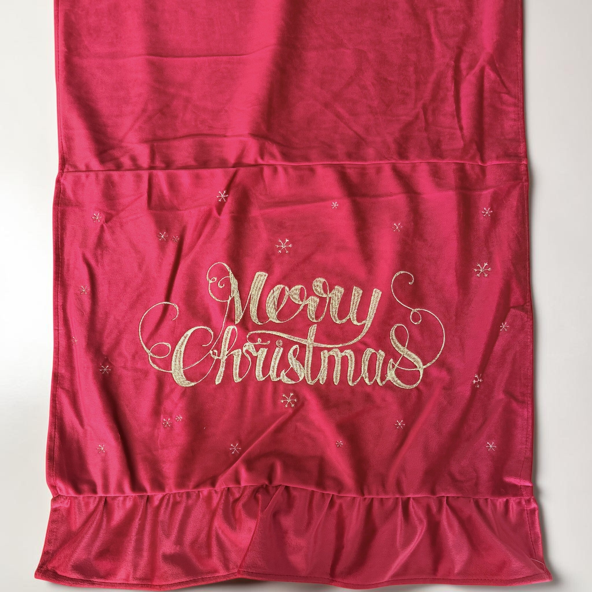 Runner natalizio Merry Stars rosso con ricamo Merry Christmas e fiocchi di neve decorativi
