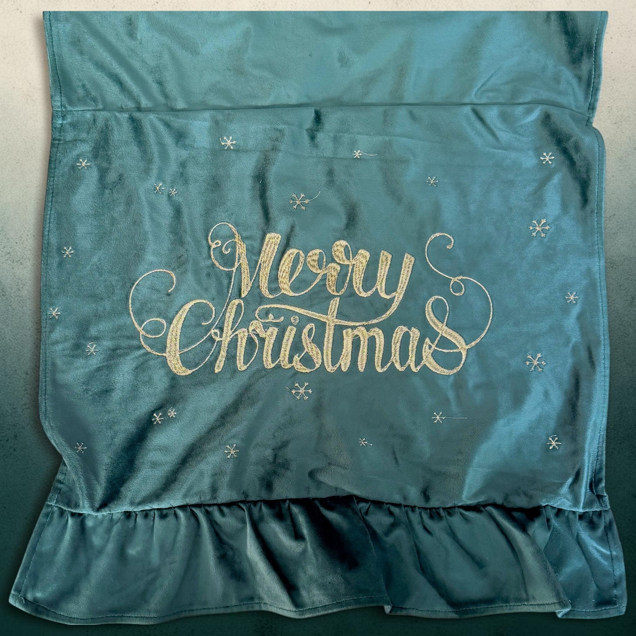 Runner natalizio Merry Stars verde con ricamo Merry Christmas e piccoli fiocchi di neve