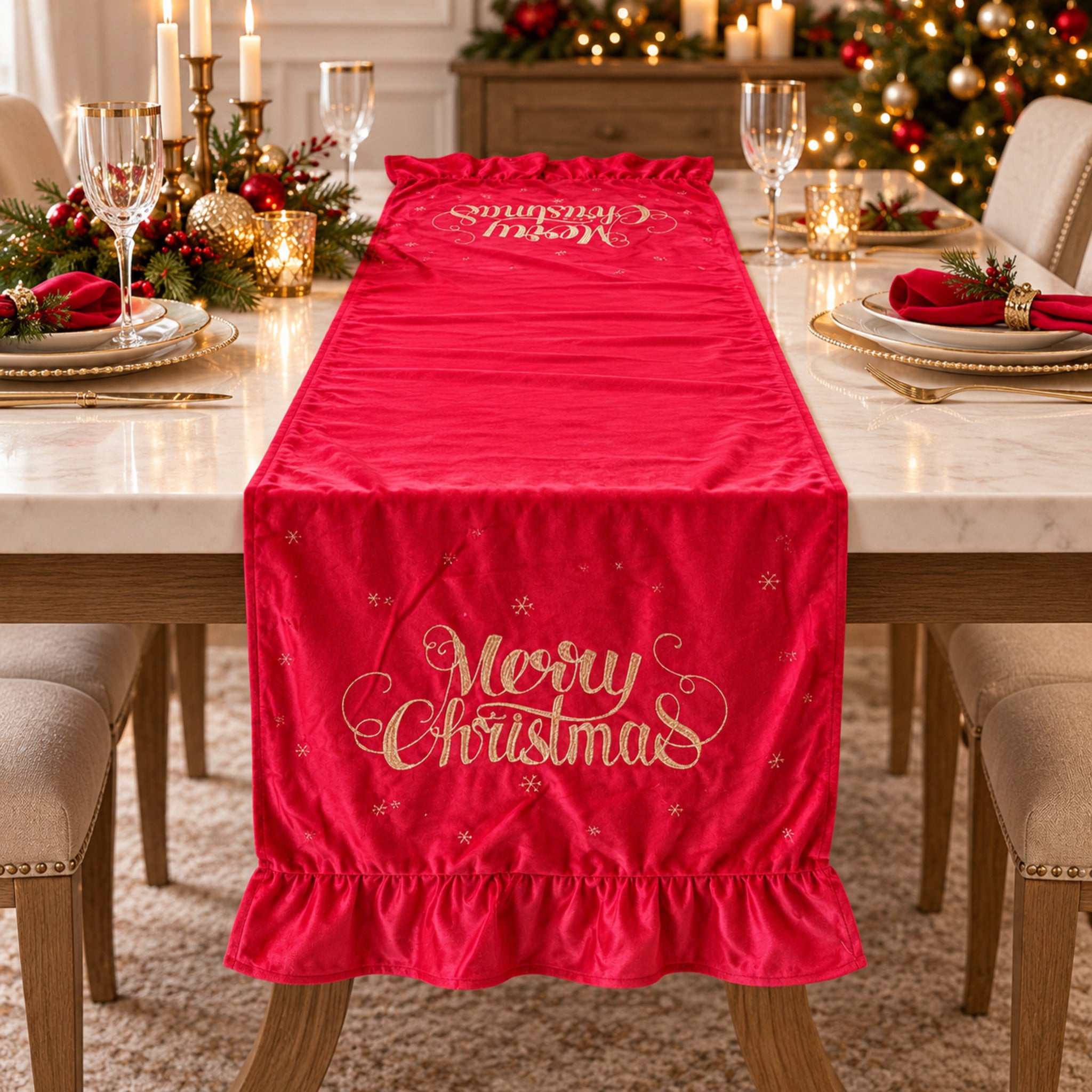 Runner da tavola natalizio Plume Merry Stars rosso in velluto 45x150 cm con ricamo Merry Christmas