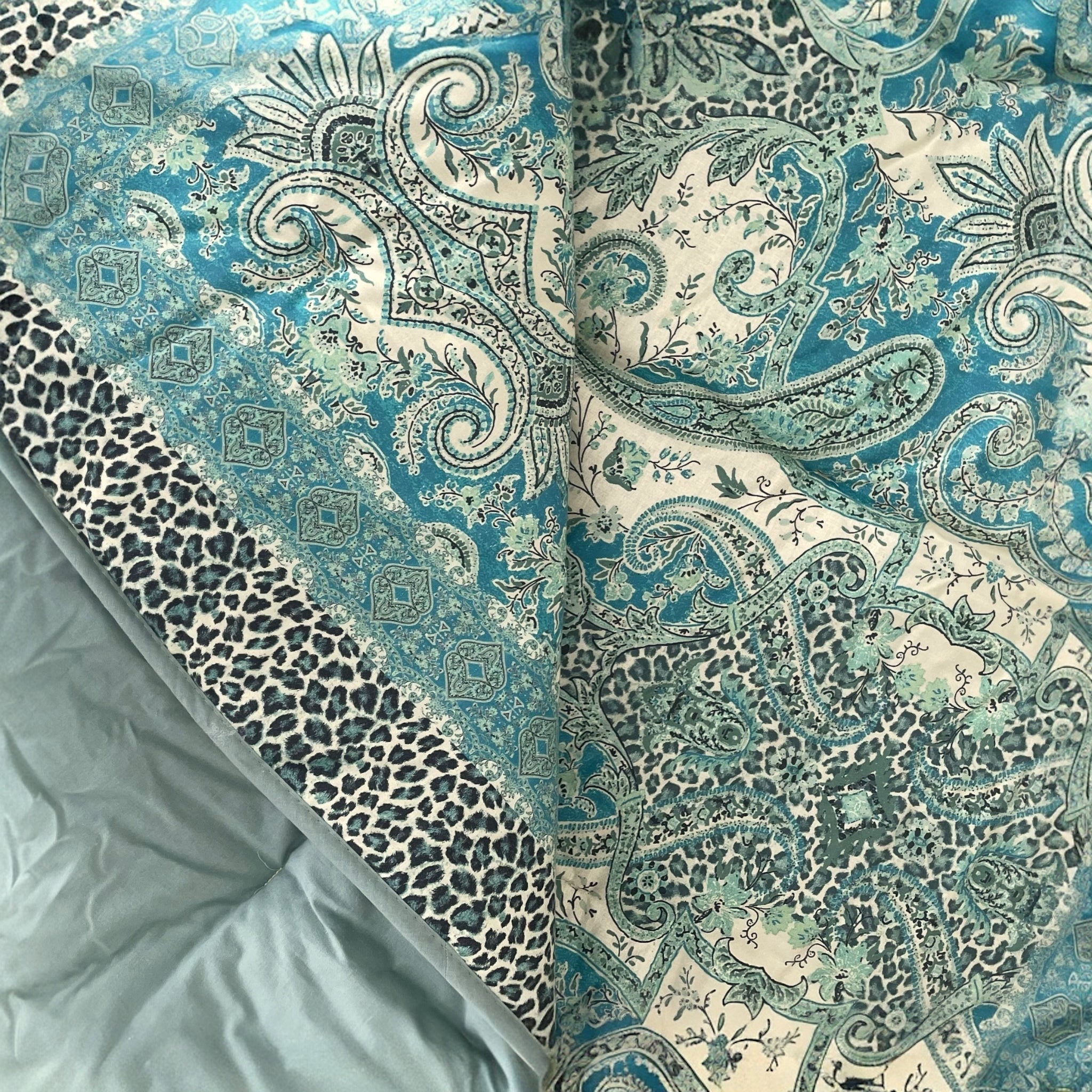 Primo piano del tessuto paisley dello Scaldotto Caleffi Belmond colore Anice in cotone smerigliato