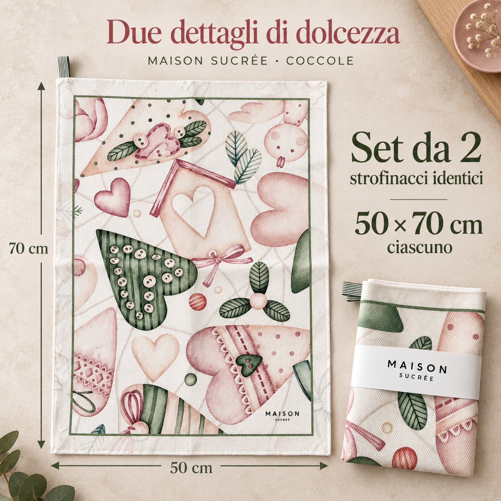 Set di due strofinacci Coccole identici fantasia cuori, con casetta e cornice verde, e misure di 50x70 cm ciascuno.