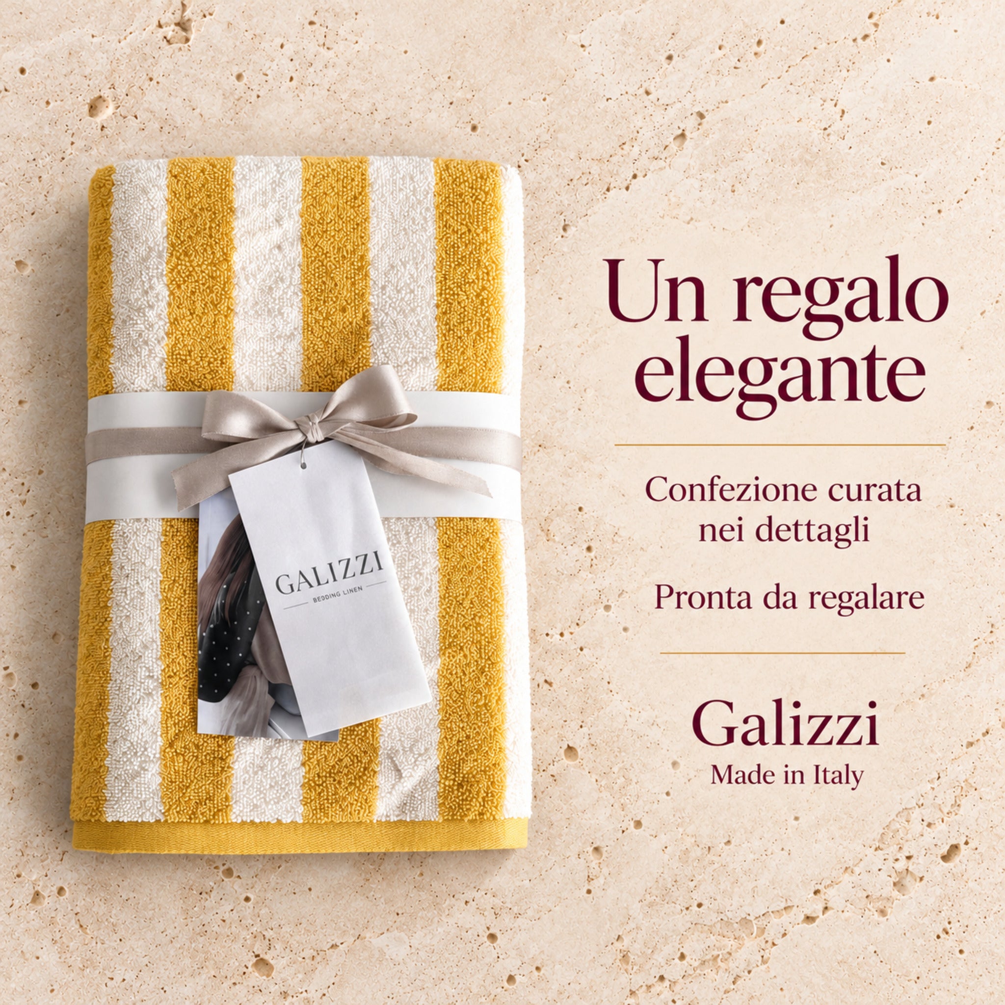 Confezione regalo del set Savannah Giallo scuro, con asciugamani a righe, fascia chiara, fiocco e cartellino Galizzi.