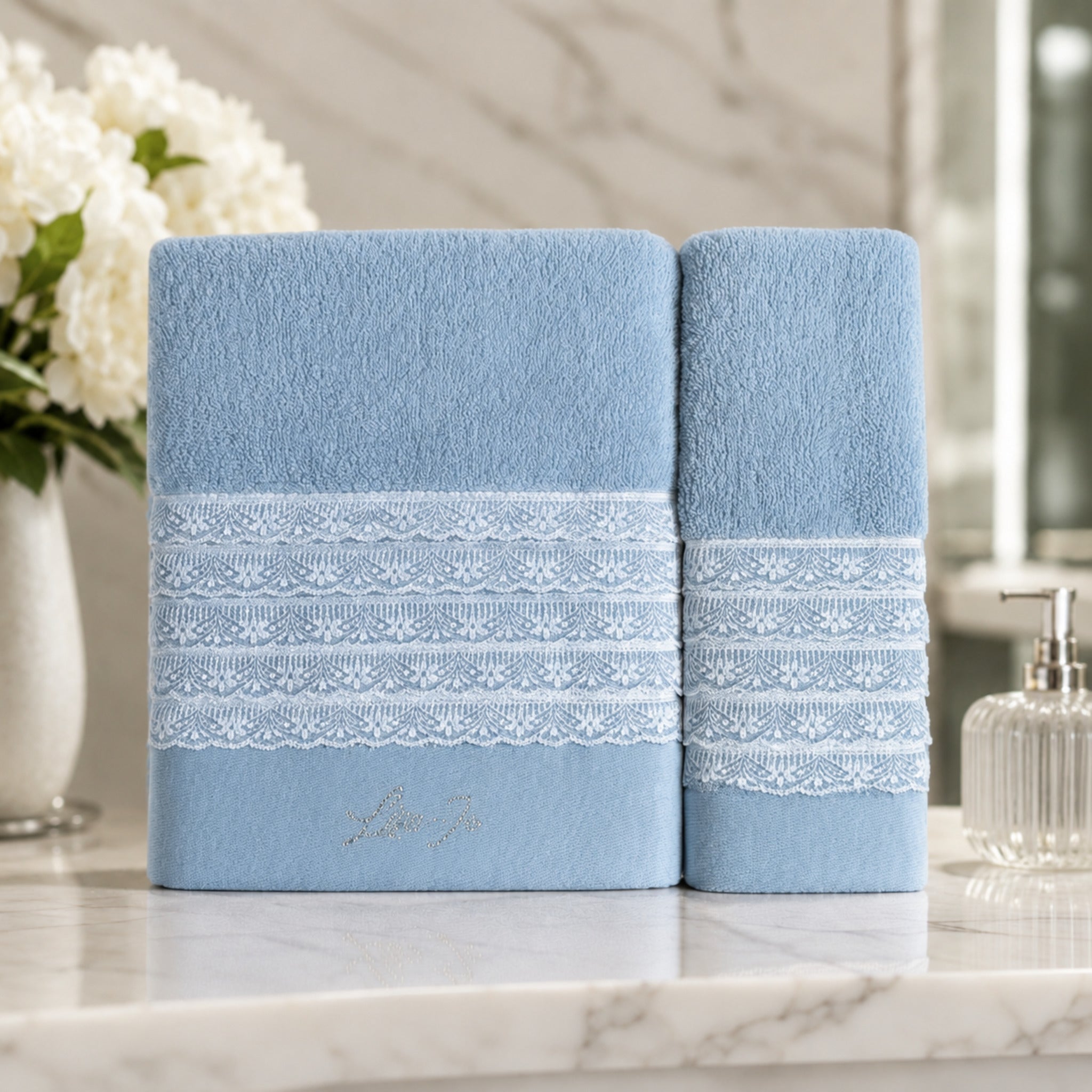 Set asciugamani 1+1 Liu Jo Paradiso Zucchero con telo viso e ospite ambientati in un bagno elegante