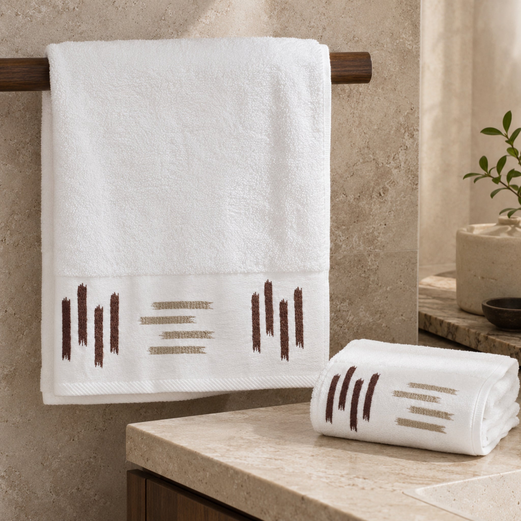 Set asciugamani 1+1 Maison Sucrée Versilia Burro con telo viso e ospite ambientati in bagno