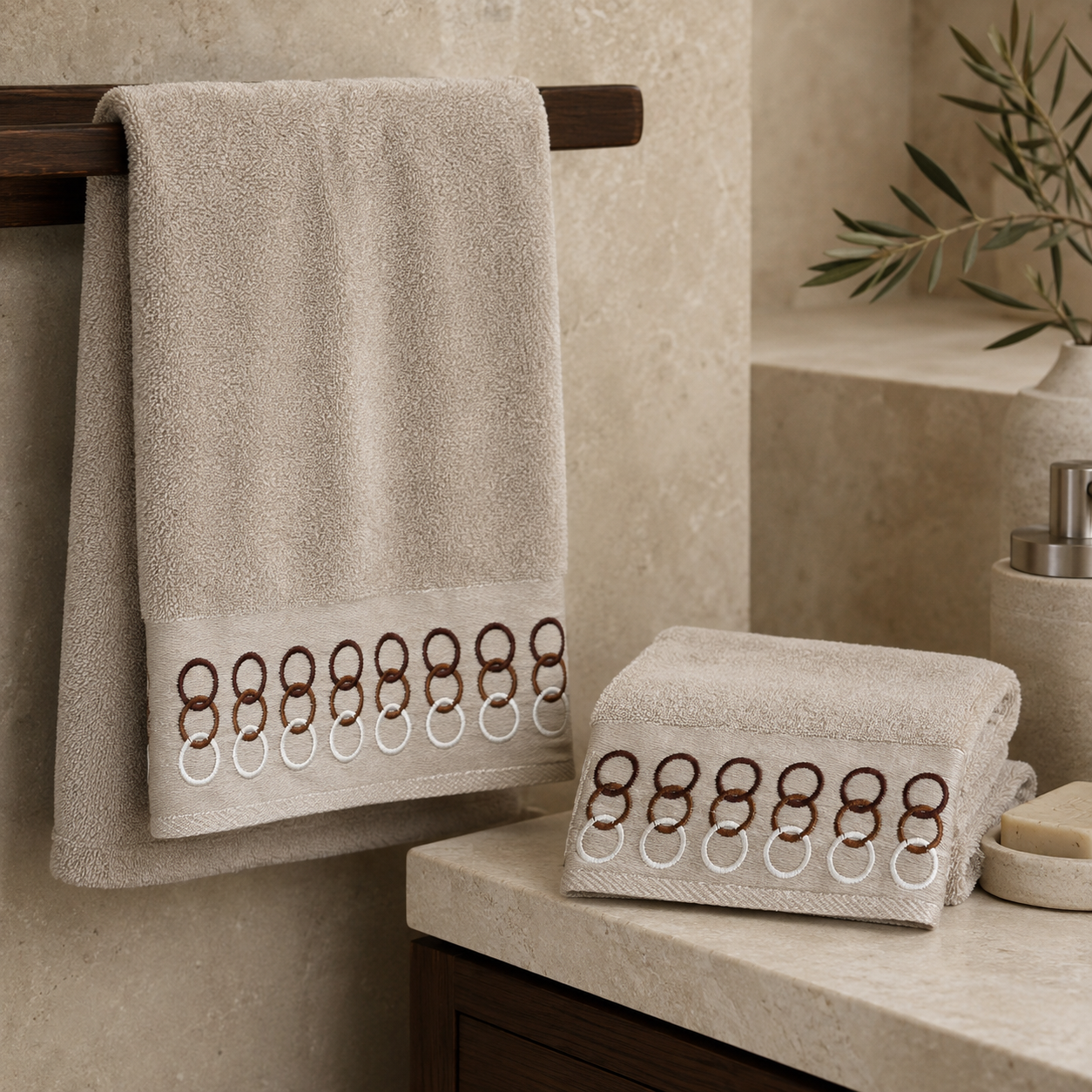 Set asciugamani 1+1 Maison Sucrée Versilia Cappuccino con telo viso e ospite ambientati in bagno