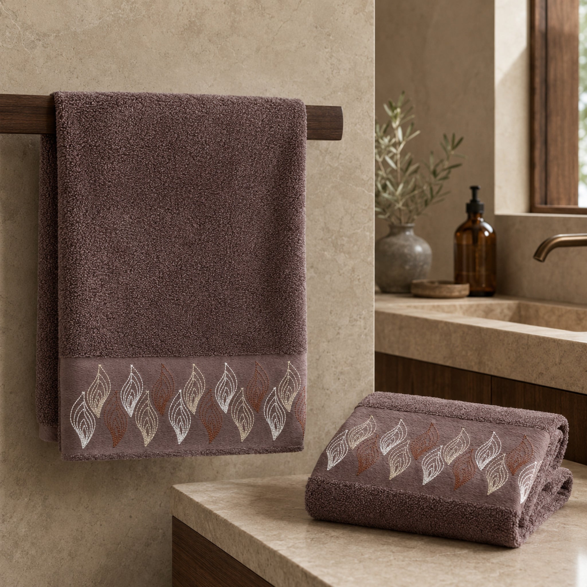 Set asciugamani 1+1 Maison Sucrée Versilia Cioccolato con telo viso e ospite ambientati in bagno