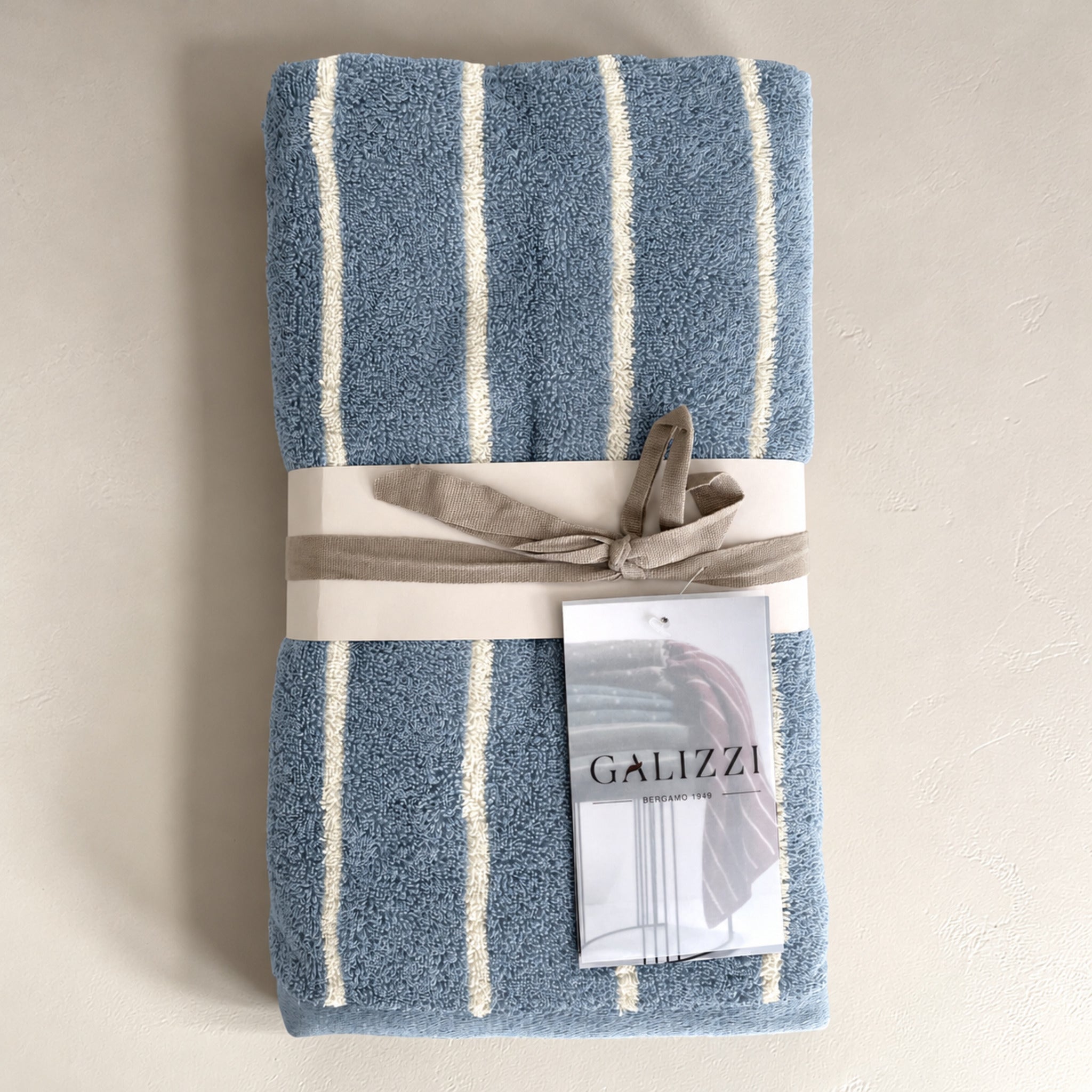 Set Galizzi Saint Louis Dusty Blue confezionato con fascetta chiara, nastro annodato e cartellino del marchio.