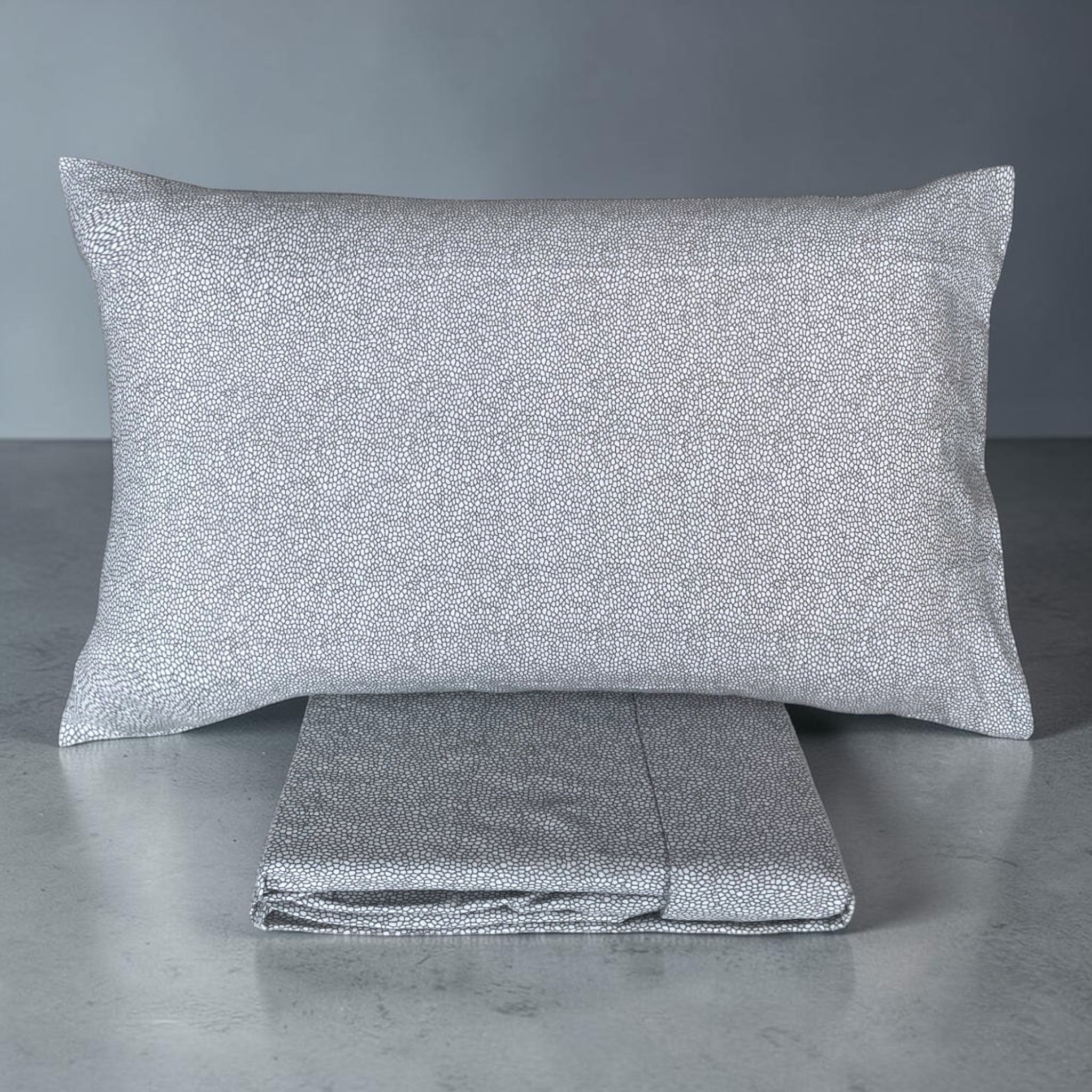 Set completo lenzuola matrimoniale Rebecca Home Nicol con due federe coordinate colore grigio