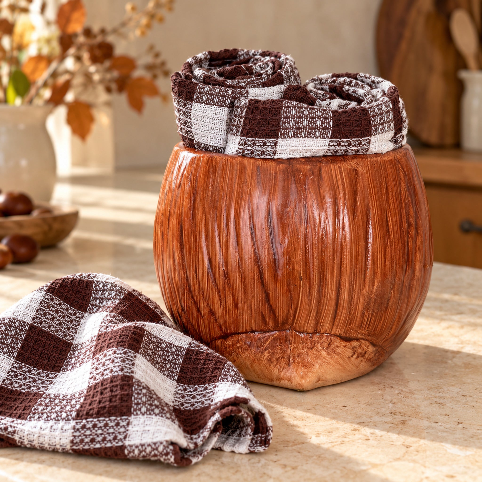 Set Zuccarella Castagna con vaso in ceramica marrone e strofinacci a quadri marroni e bianchi, ambientato in cucina.