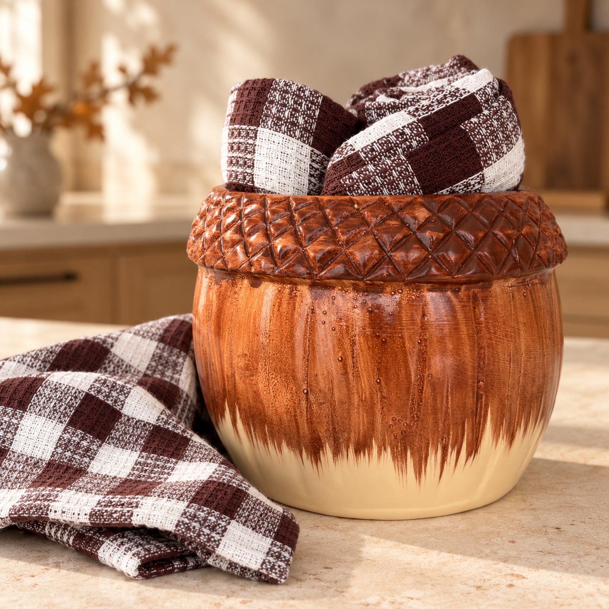 Set Zuccarella Ghianda con vaso marrone e crema dal bordo a rilievo e strofinacci a quadri marroni e bianchi.