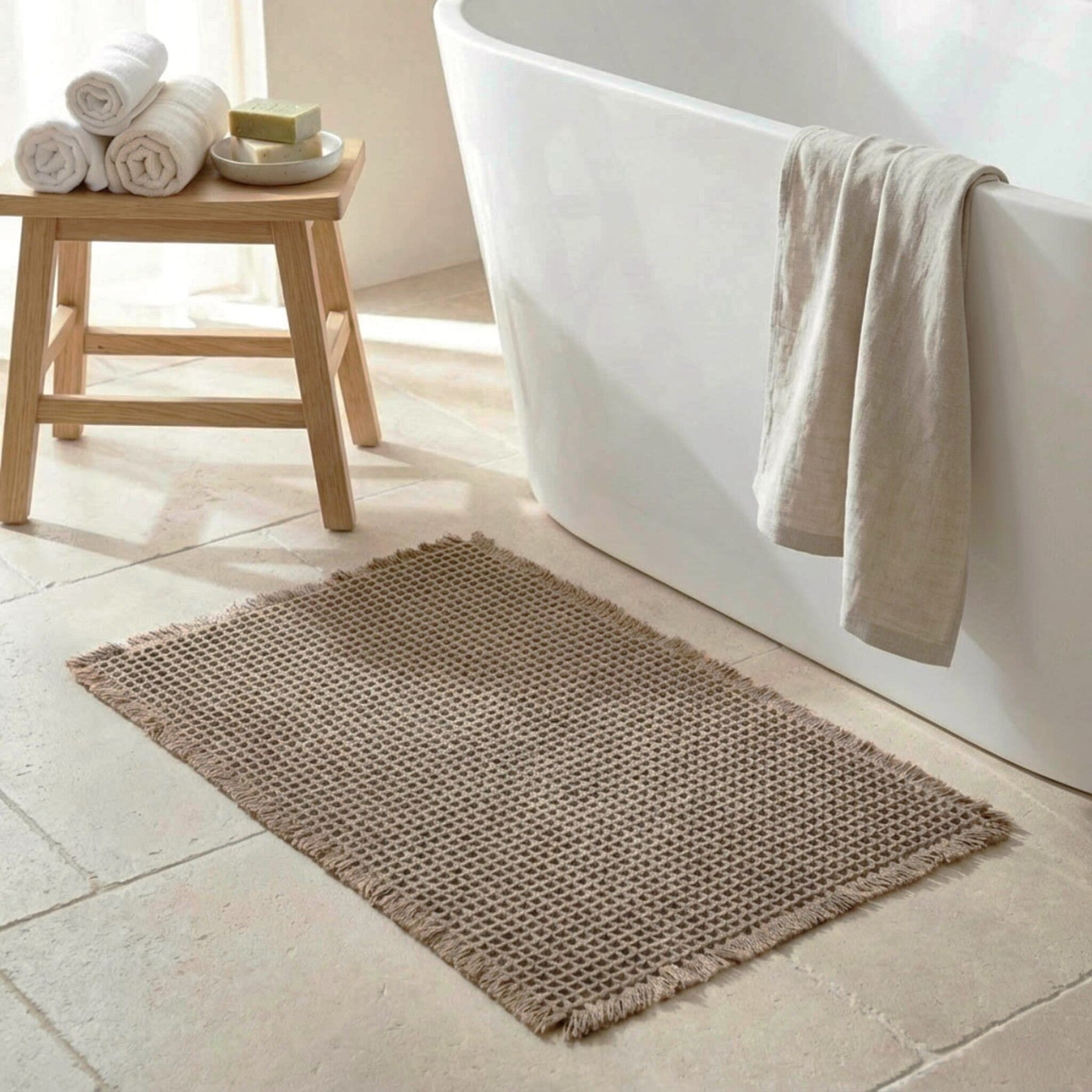 Tappeto bagno moderno beige in ambiente bagno elegante