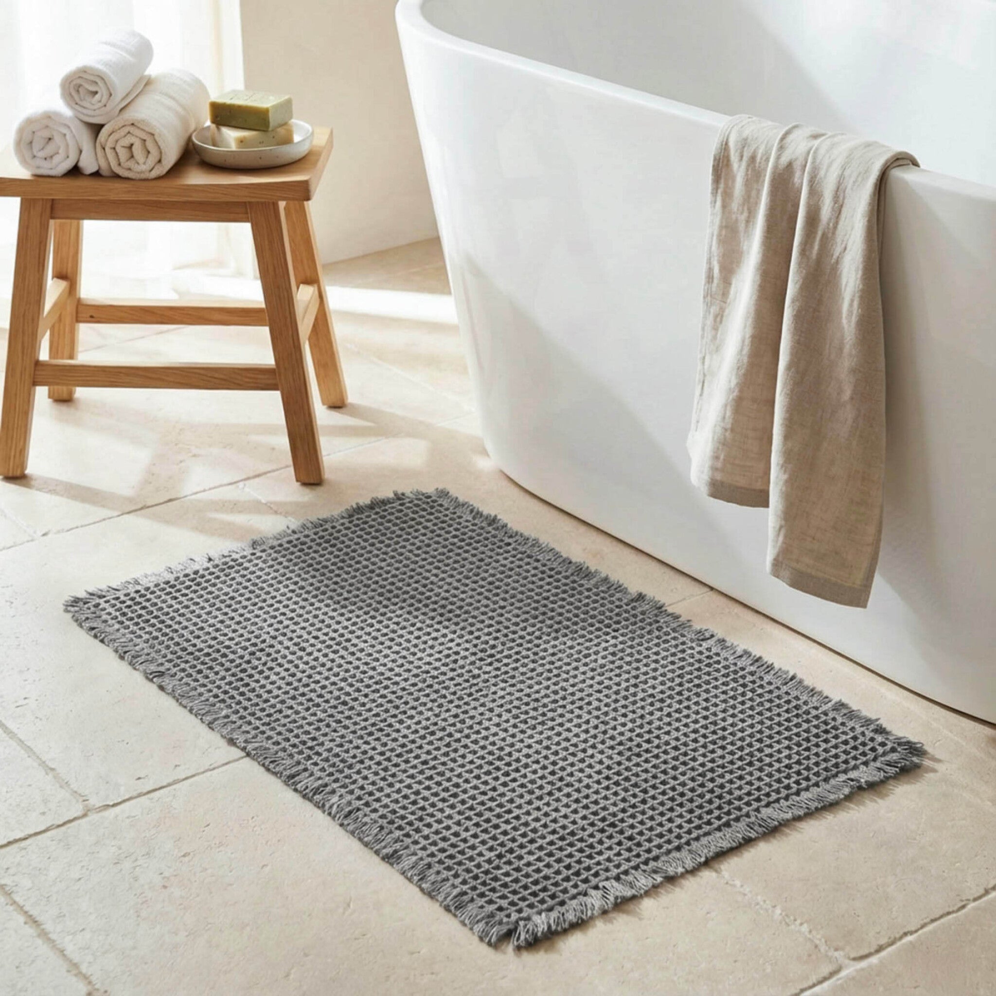 Tappeto bagno moderno grigio in ambiente bagno elegante