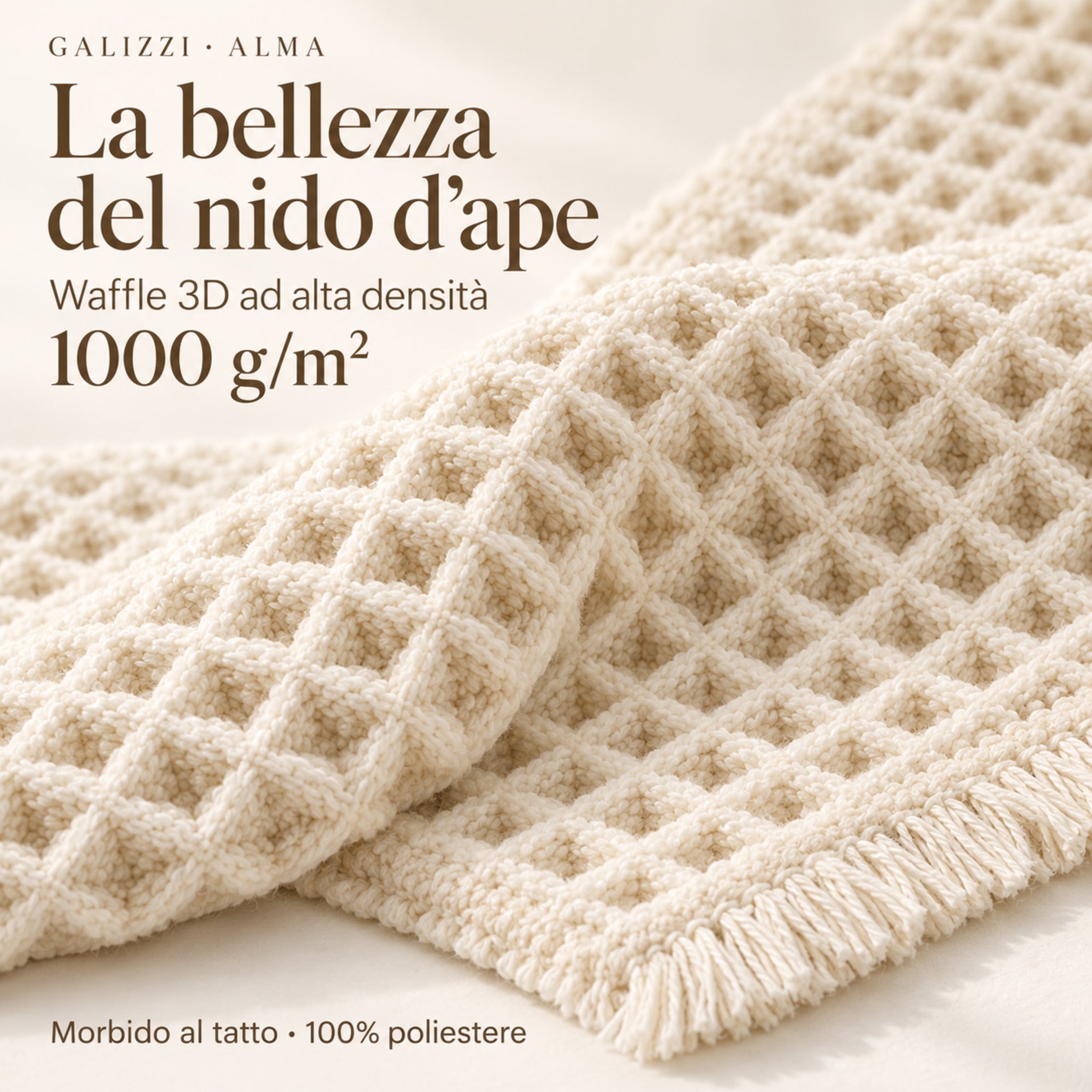 Dettaglio del tappeto Alma avorio con trama waffle 3D e frange; indicazioni 1000 g/m² e 100% poliestere.