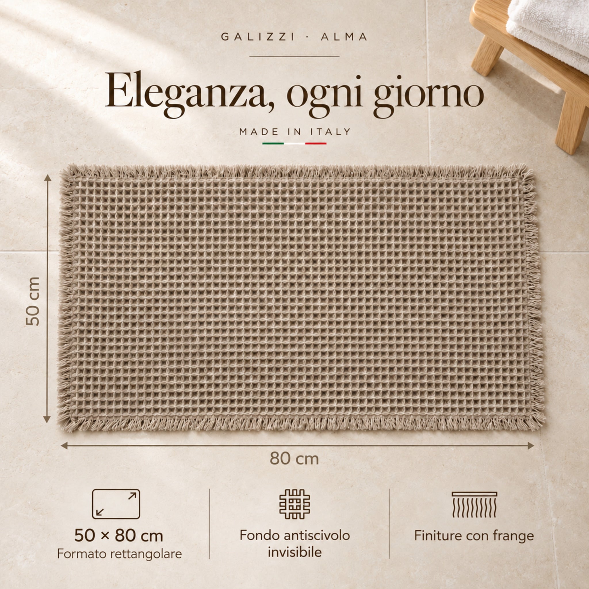 Infografica del tappeto Alma beige 50x80 cm con vista dall’alto, frange e indicazione del fondo antiscivolo invisibile.