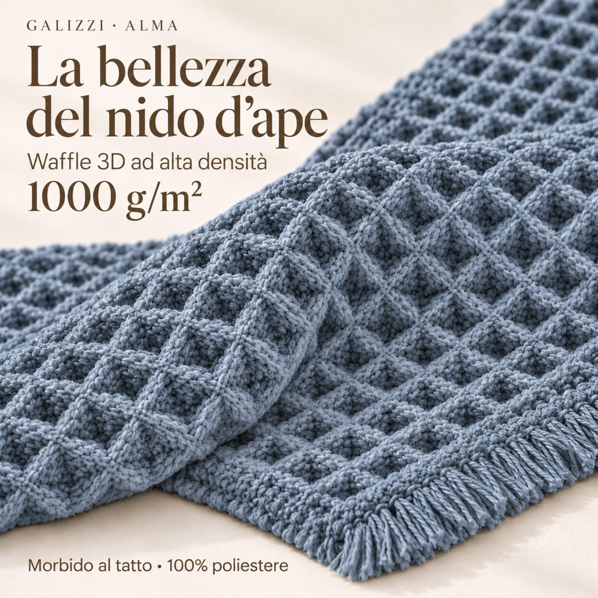Dettaglio della lavorazione waffle 3D del tappeto Alma Dusty Blue, con grammatura 1000 g/m² e frange coordinate.