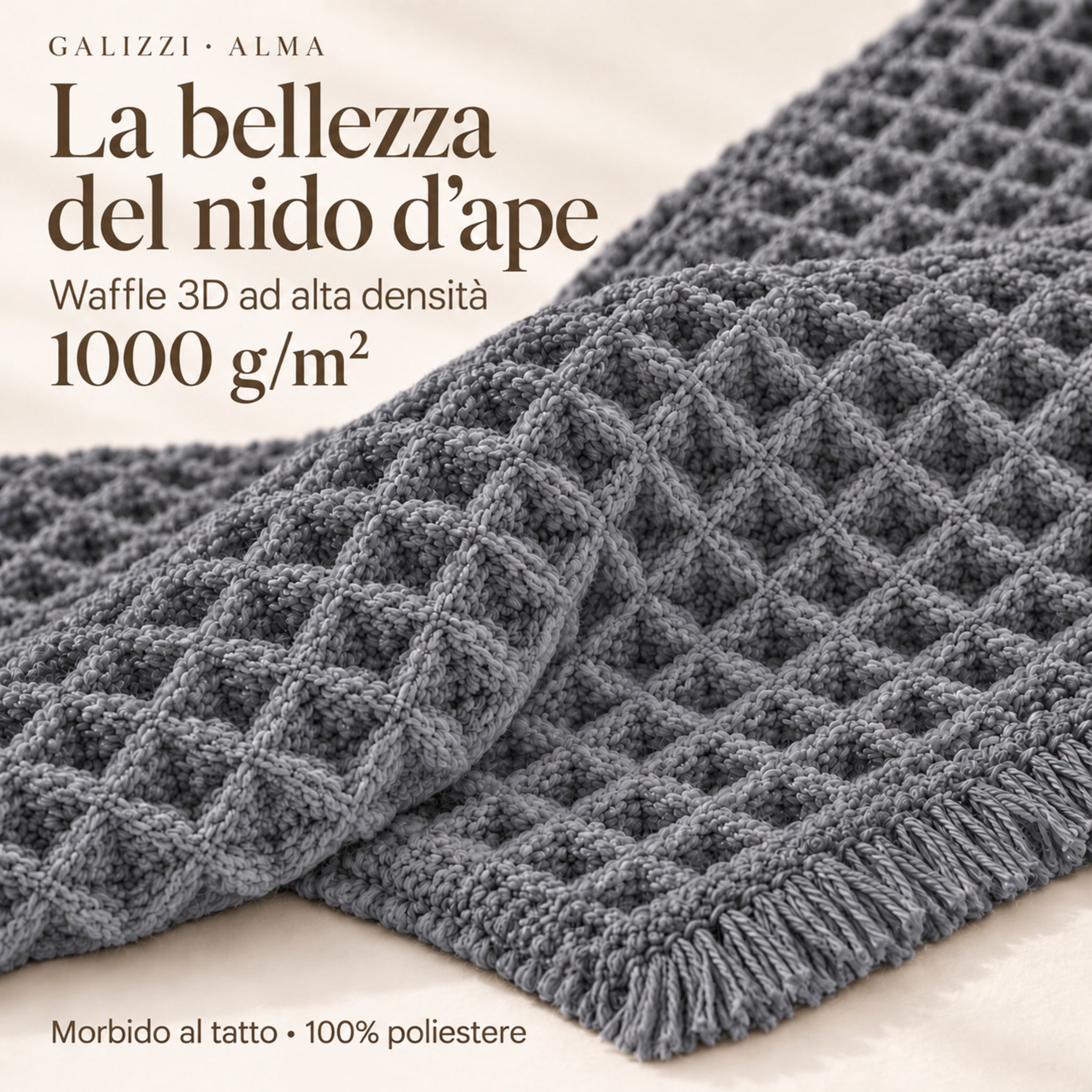 Primo piano del tappeto Alma Steel Grey con celle waffle in rilievo, frange e indicazione della composizione in poliestere.