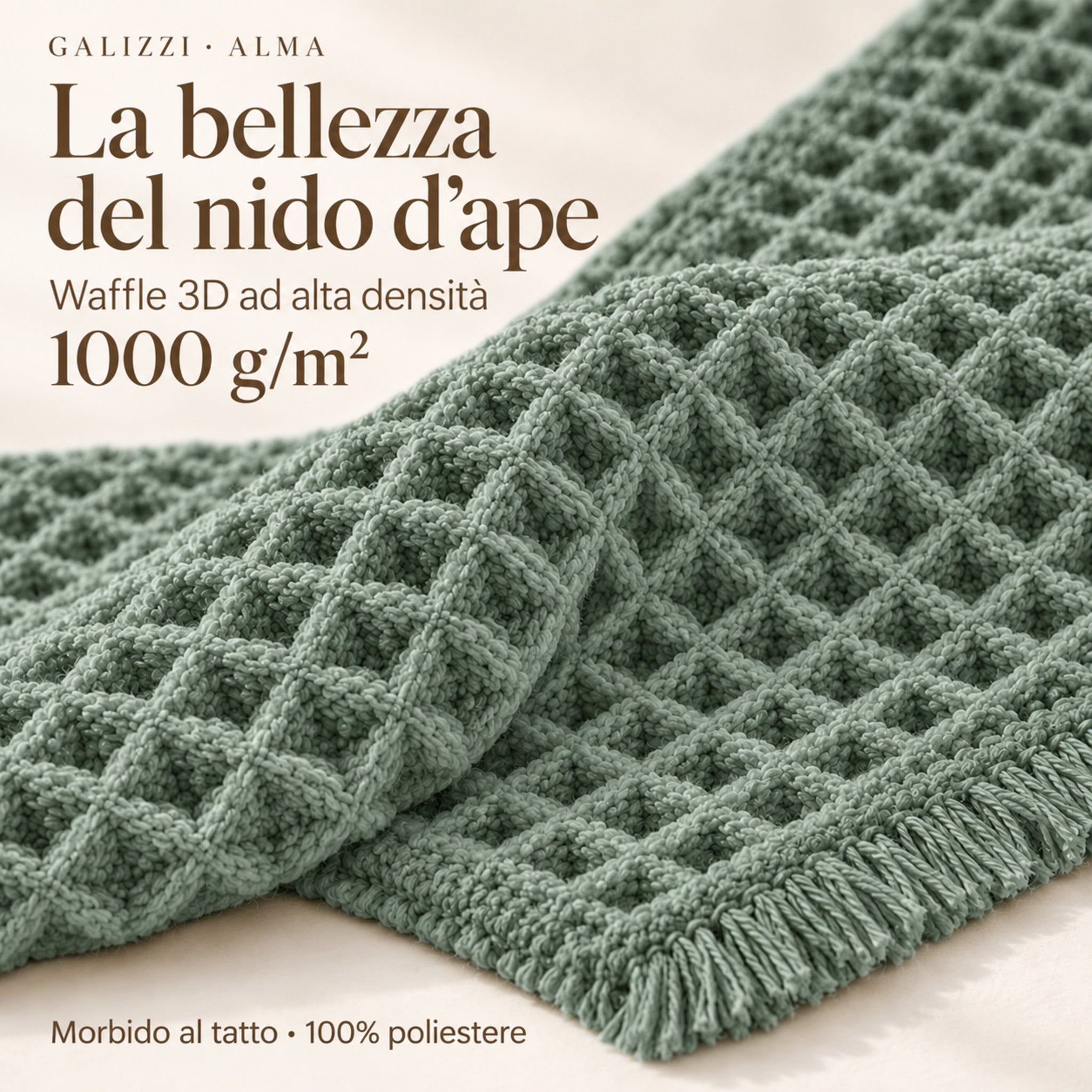 Dettaglio del tessuto waffle 3D verde del tappeto Galizzi Alma, con frange e indicazione della grammatura di 1000 g/m².