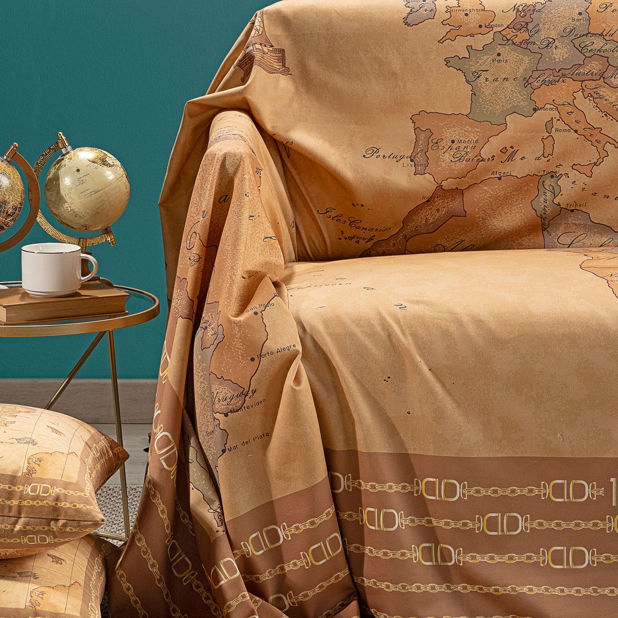 Dettaglio laterale del telo arredo Alviero Martini Geo Classic 24 con bordo decorativo 1A Classe