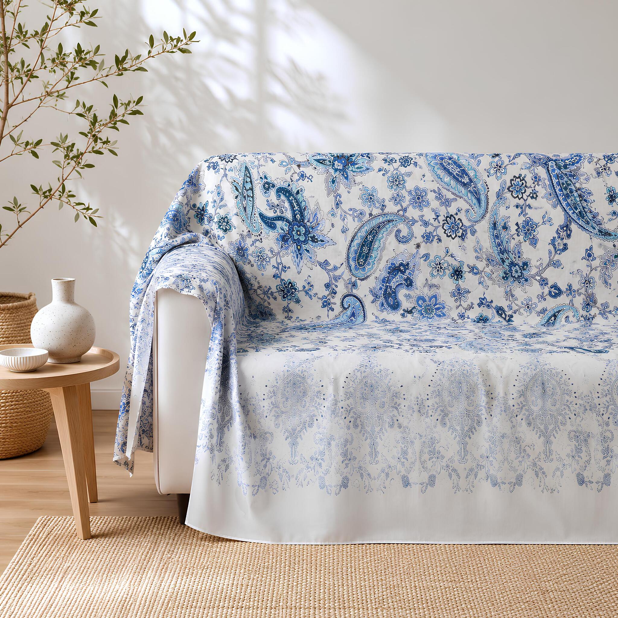 Telo Arredo Bassetti Granfoulard Monnalisa 270x270 cm azzurro utilizzato come elegante copridivano in puro cotone Made in Italy.