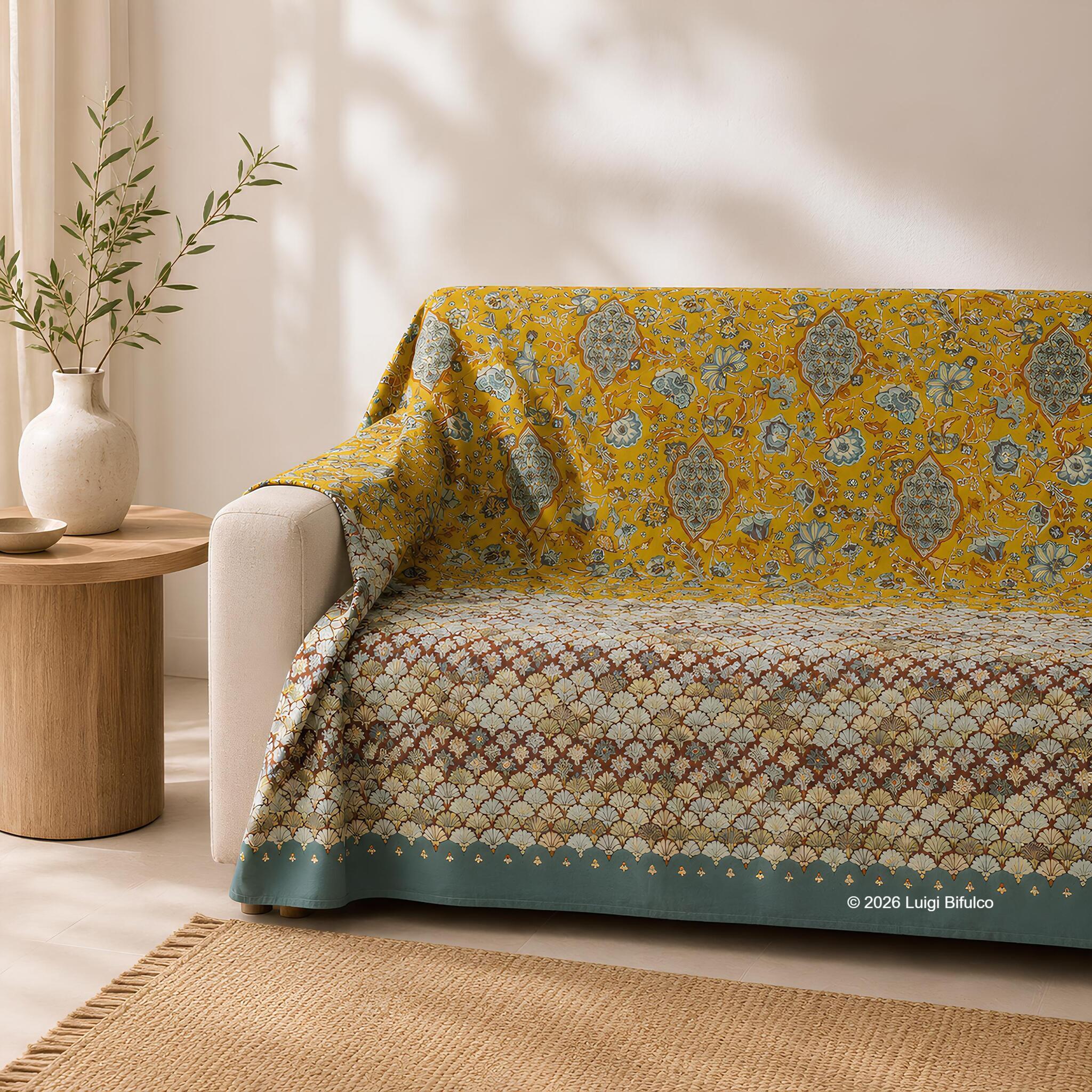 Telo Arredo Bassetti Granfoulard Tigullio 270x270 cm giallo ocra utilizzato come elegante copridivano in puro cotone Made in Italy.