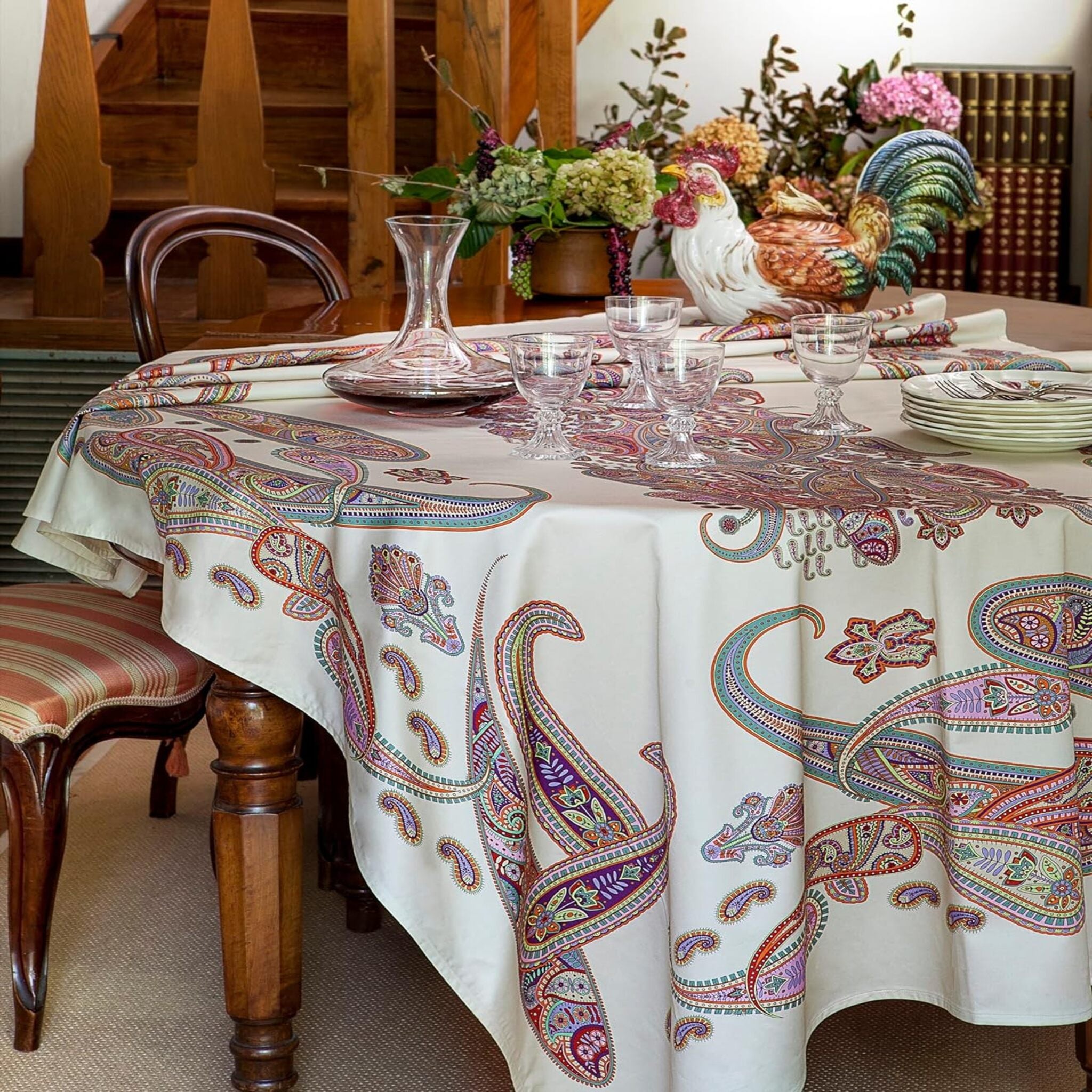 Telo Arredo Mirabello Paisley Passion in 100% cotone biologico utilizzato come elegante tovaglia Made in Italy.