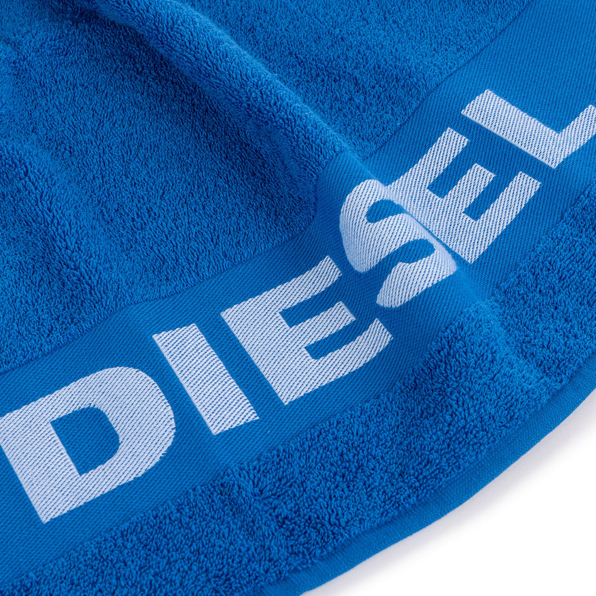 dettaglio logo diesel telo mare blu