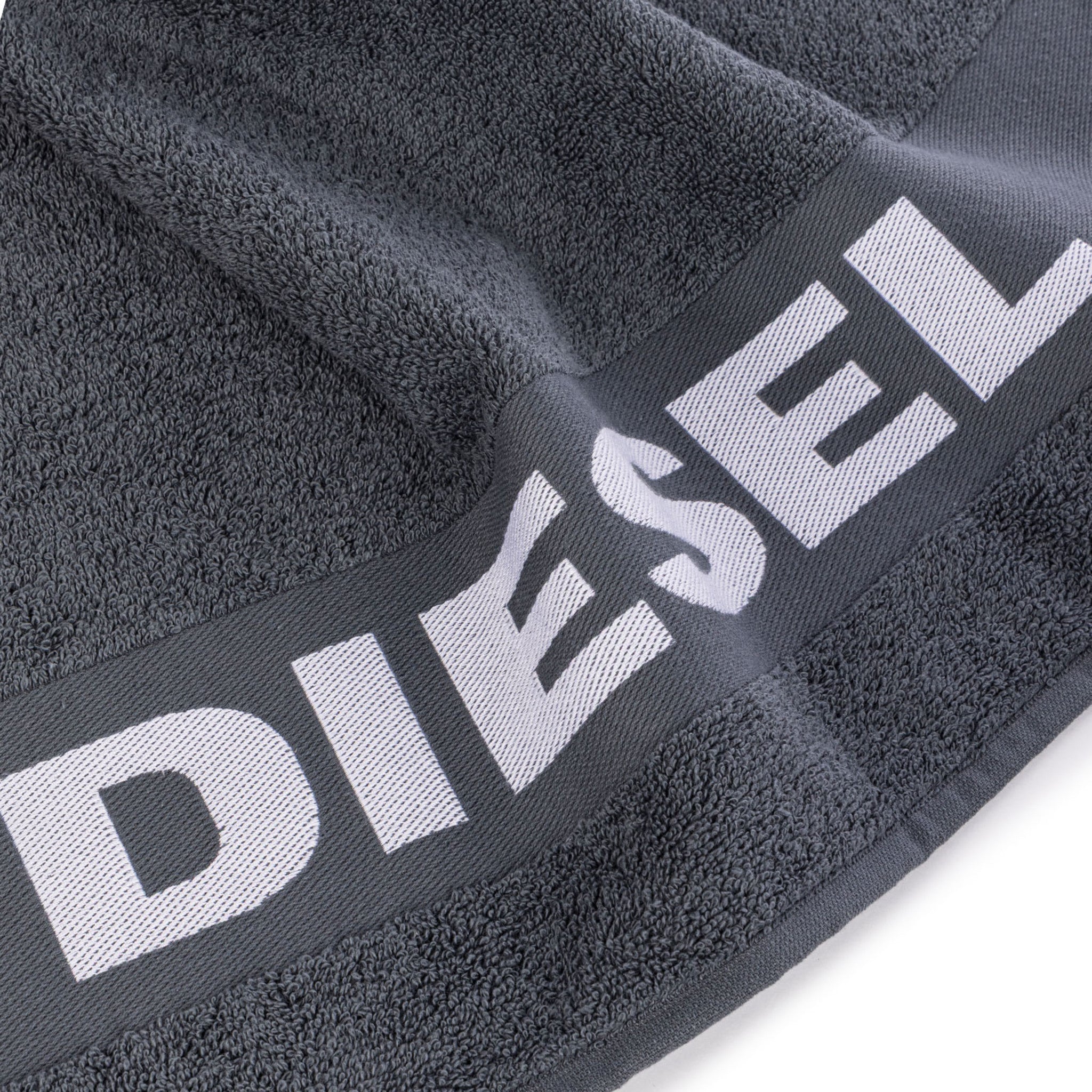 dettaglio logo diesel telo mare grigio