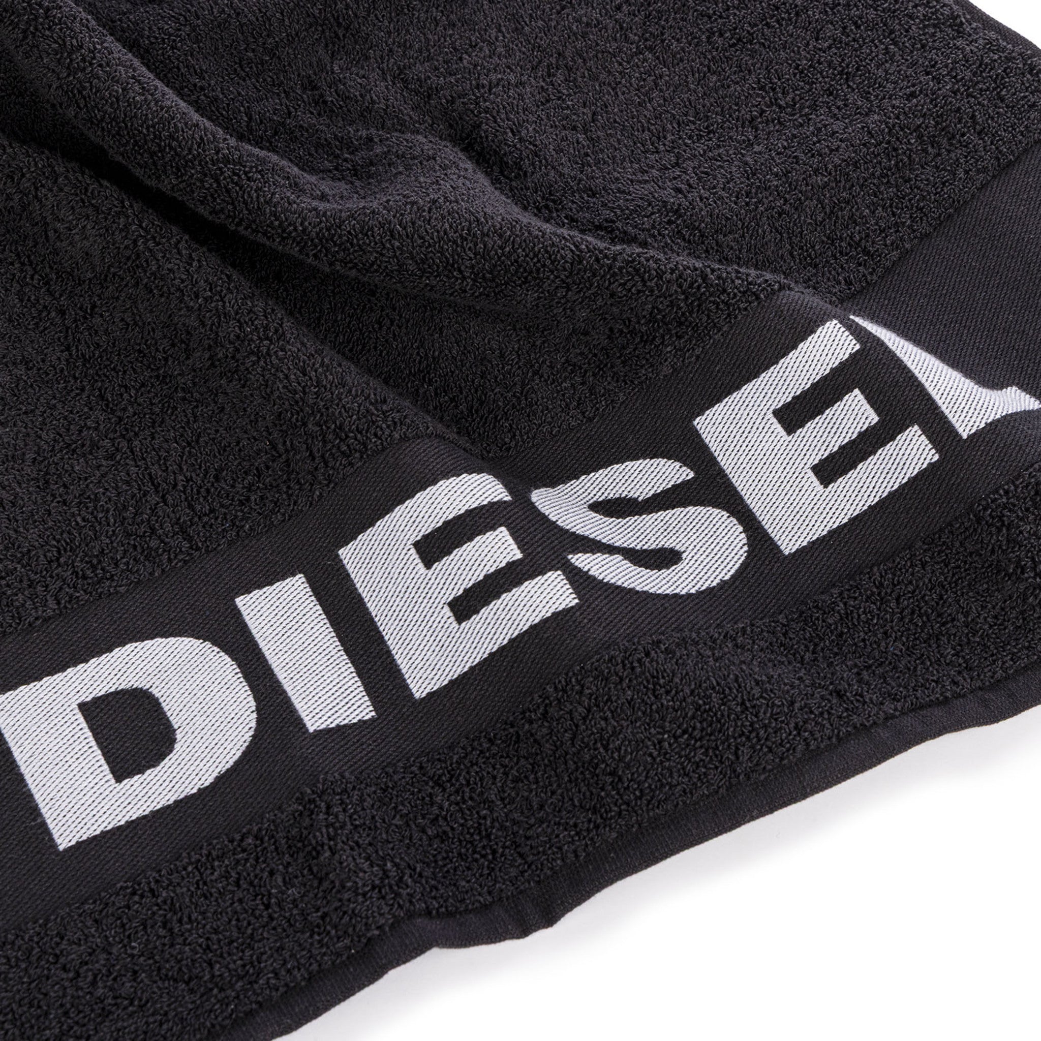 dettaglio logo diesel telo mare nero