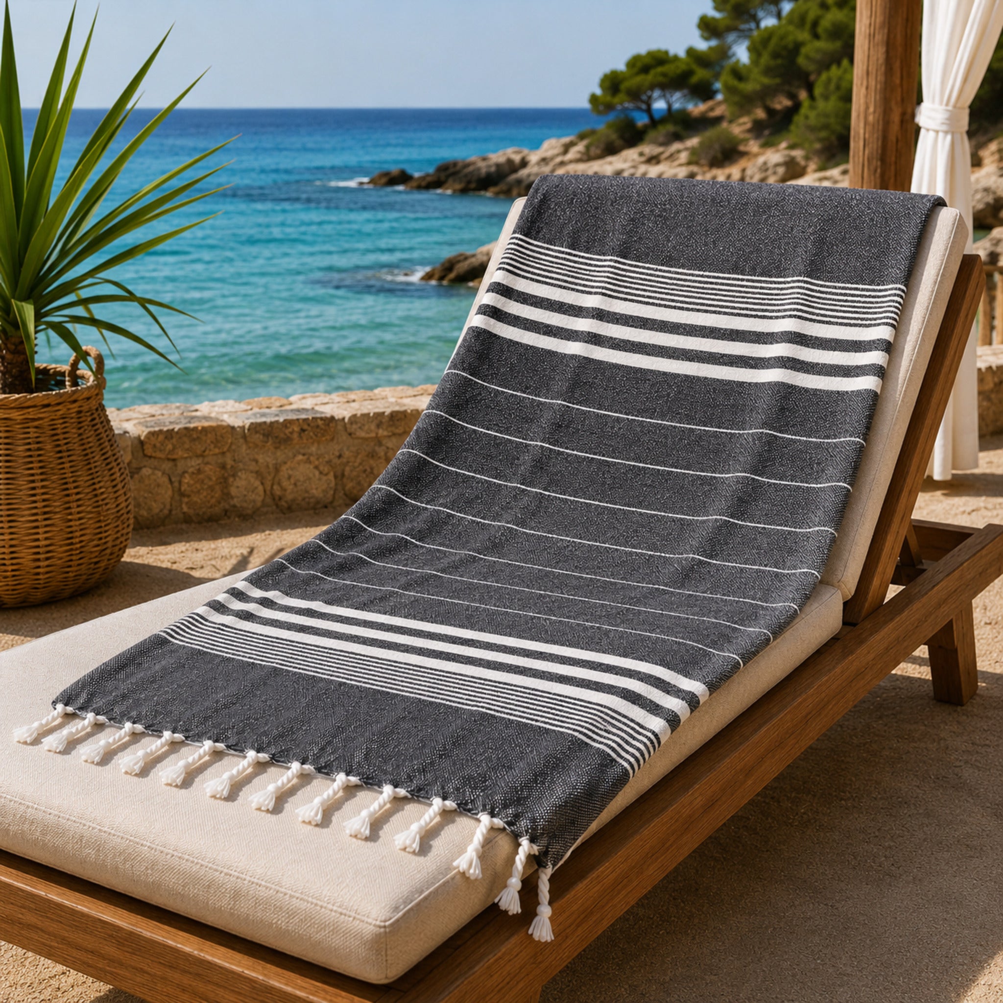 Telo mare fouta Cogal Guadalupa antracite 100% cotone 90x170 cm con frange su lettino vista mare