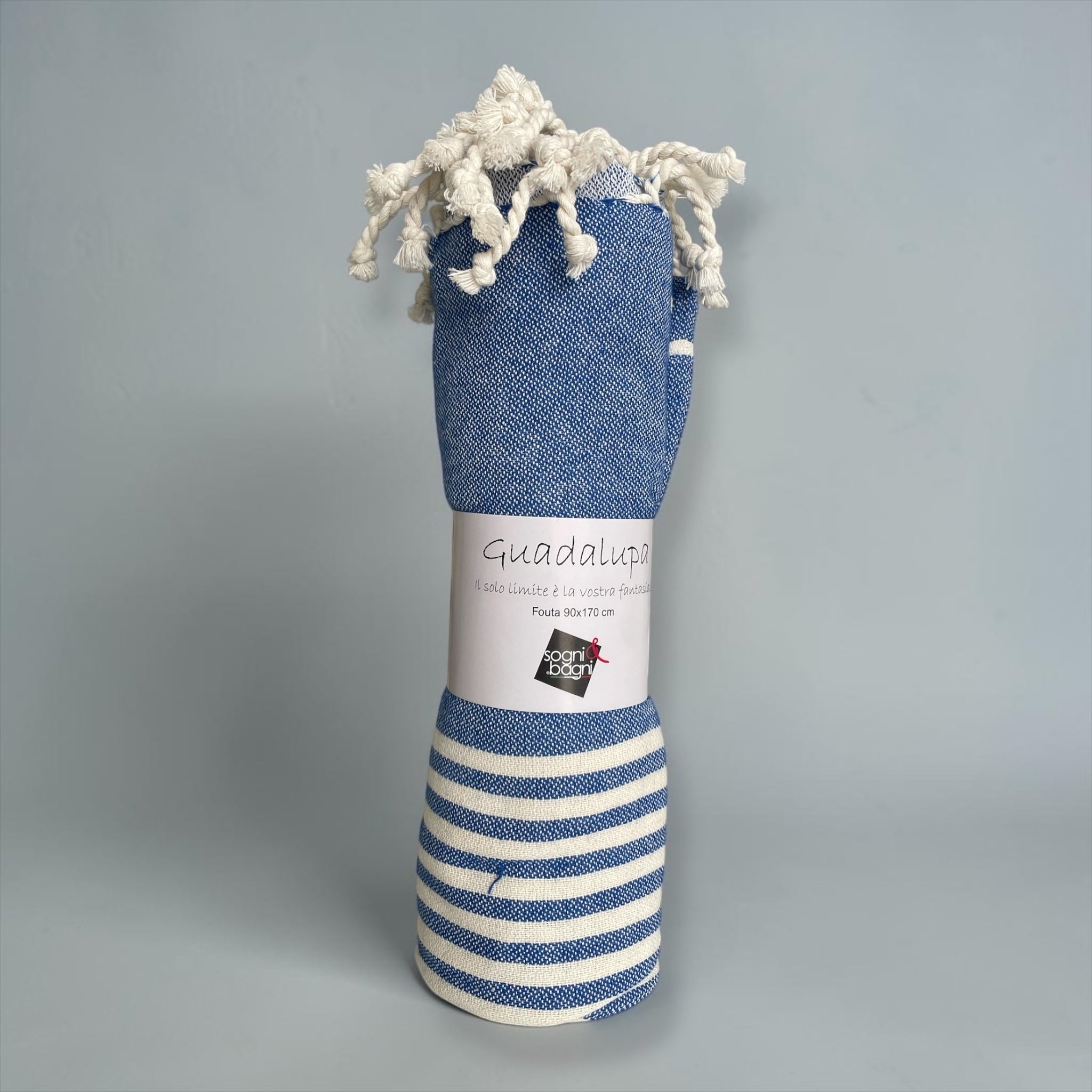 Telo mare fouta Cogal Guadalupa blu confezionato con frange decorative intrecciate