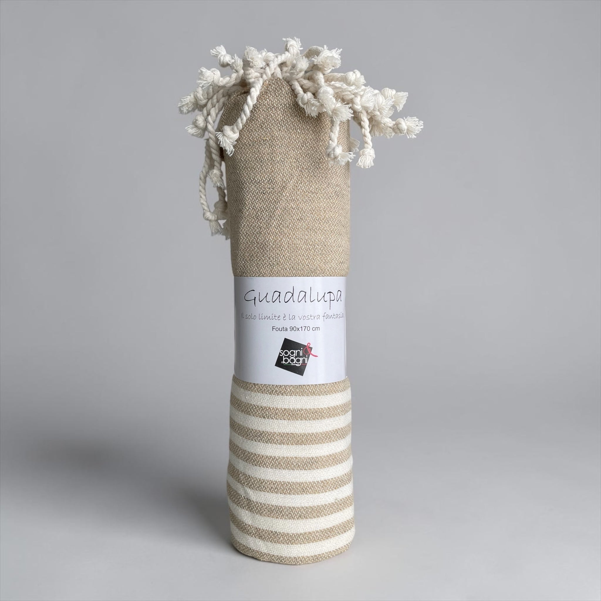 Telo mare fouta Cogal Guadalupa confezionato con frange decorative intrecciate sabbia