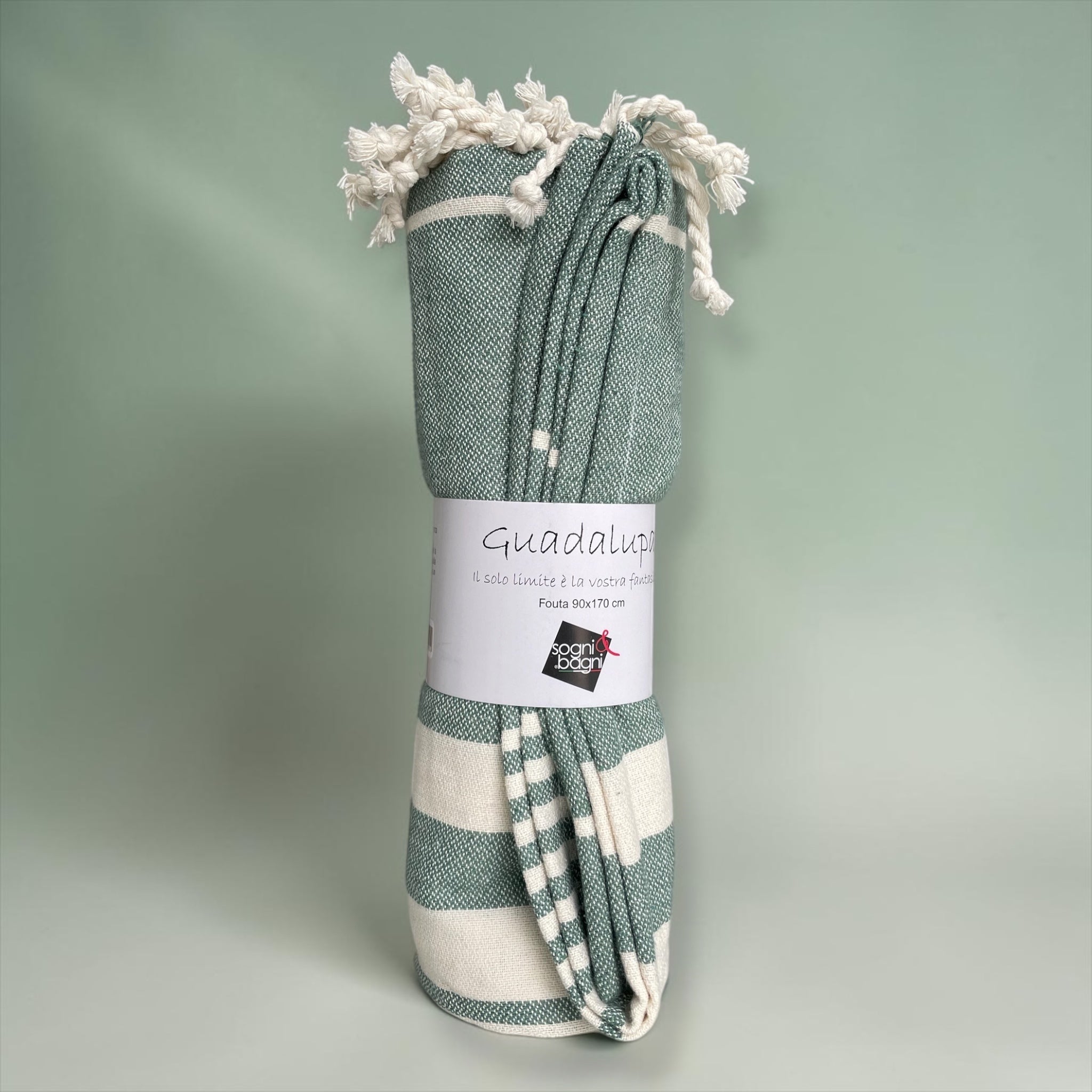 Telo mare fouta Cogal Guadalupa verde confezionato con frange decorative intrecciate