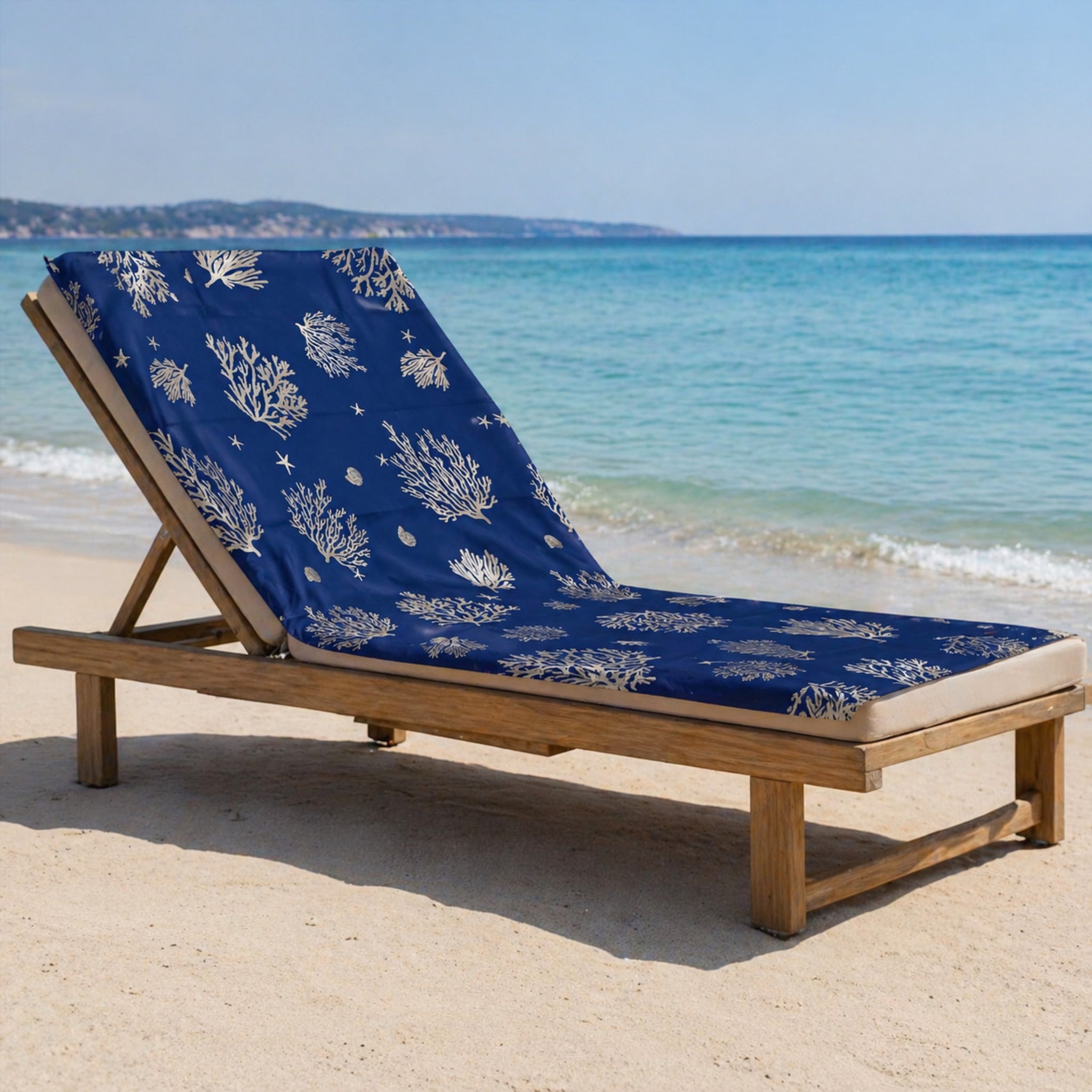 telo mare microfibra blu con stampa coralli stelle marine su lettino spiaggia